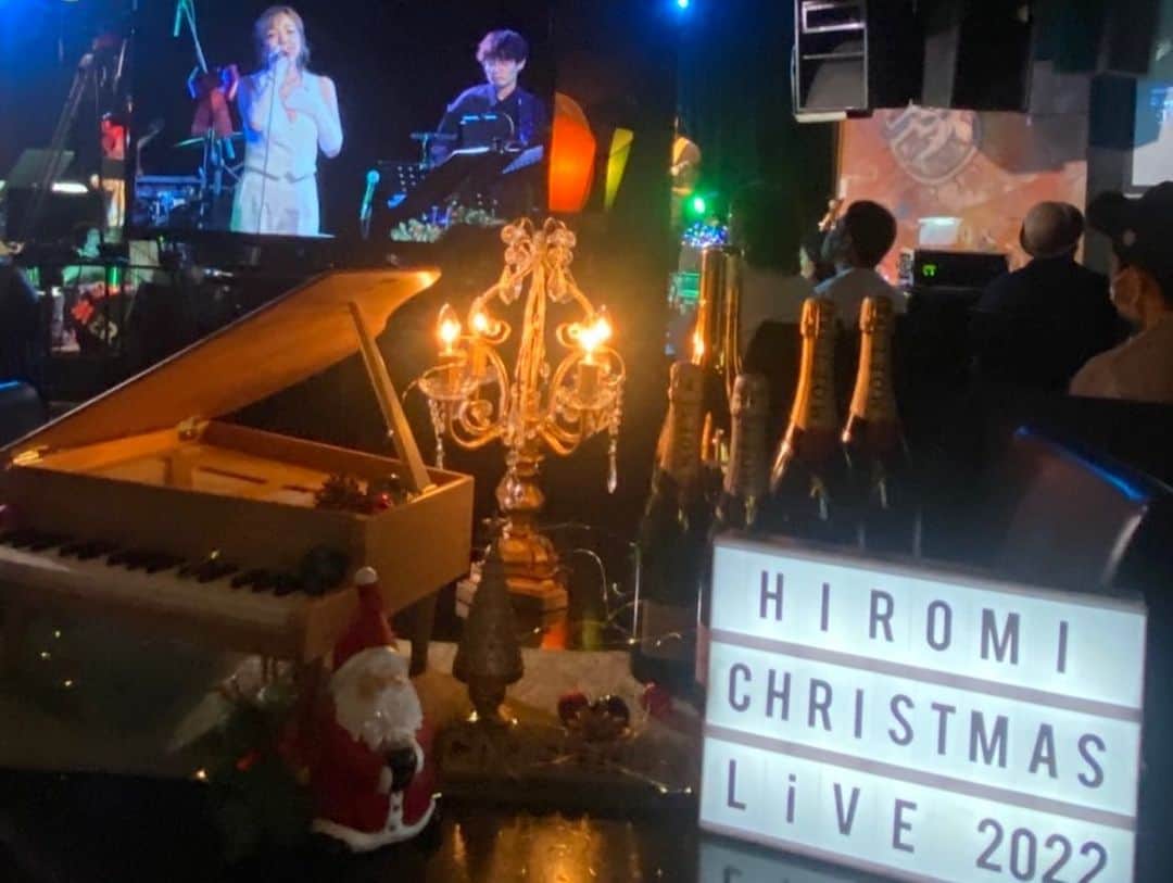 宏実さんのインスタグラム写真 - (宏実Instagram)「『宏実 Christmas Live 2022』無事終了🎄🧑‍🎄✨  あっという間でしたが、みなさまのお陰様でいいライブだったなぁと振り返ってます☺️🎤💕  今年で12年目でした🍽🥺Blues Alley Japanさんでライブできて嬉しかったです🥰本当に幸せな時間をありがとうございました😭💕  12/10までアーカイブ映像ご視聴出来ます☺️是非ご利用くださいませ✨  #宏実クリスマスライブ  #宏実christmaslive」12月9日 17時10分 - hiromisrainbow