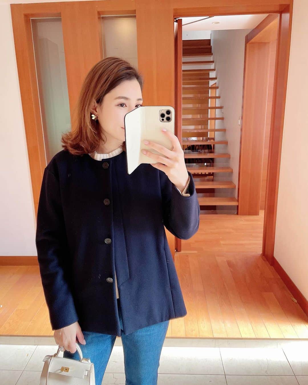 髙田麻紀子のインスタグラム：「❤︎ . 最近お気に入りのコート🧥　@mw_tokyo  . デニムを合わせてカジュアルにもいけるし、生地が上質なのでネイビーや黒のパンツやスカートを合わせて学校行事にも使える万能さん🖤 . #エムダブリュー」