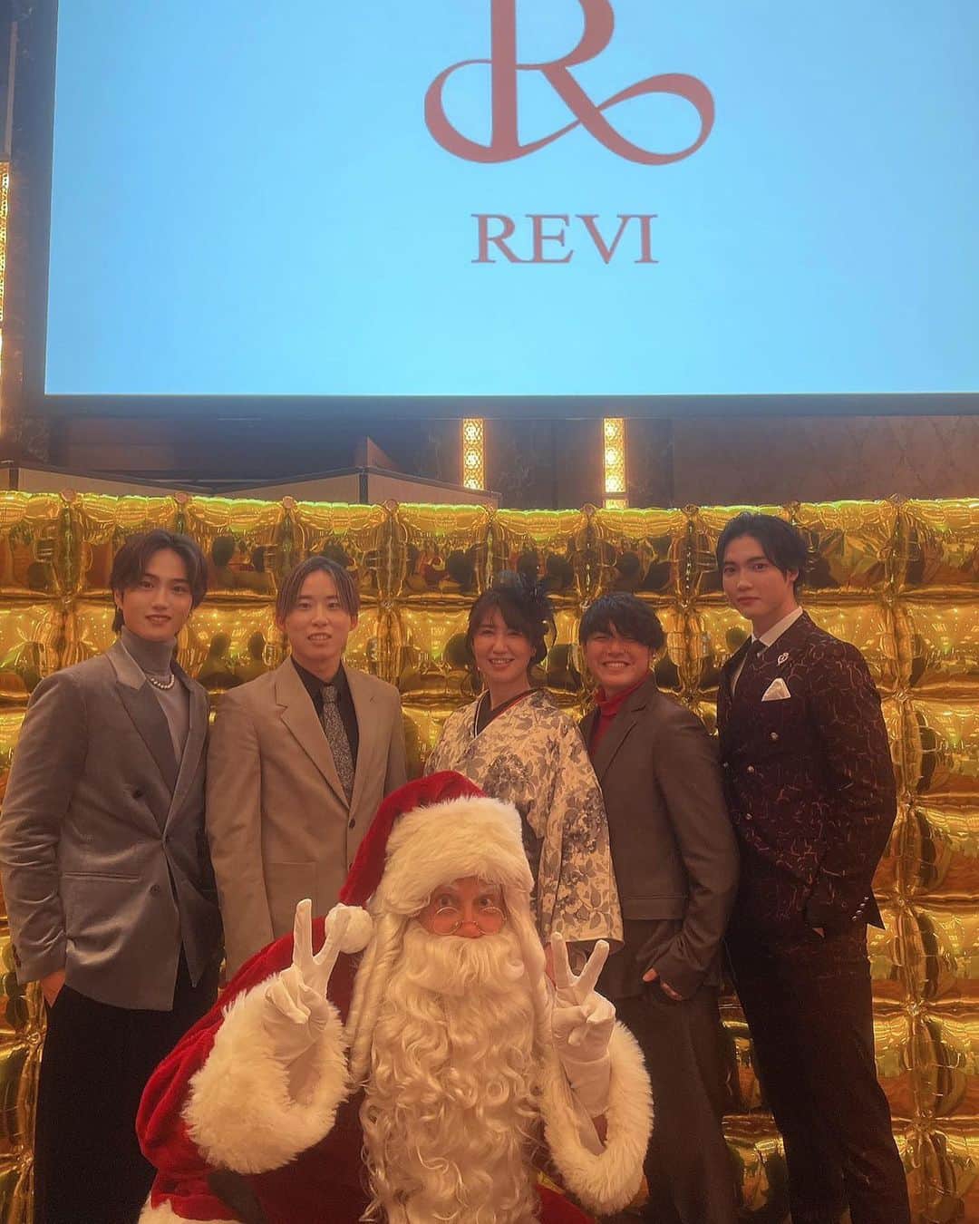 廉さんのインスタグラム写真 - (廉Instagram)「2022Revi Xmas party🌹  優子社長の素敵すぎるドレスから 始まり、ジョイマンと共にラップして、師匠が全国2位となり、Yushiさんと一緒に歌うという豪運すぎる1日でした🔥  準備から企画まで 社長、ロッソの皆様、ホテルの方々 こんなにも素敵すぎる会を開催していただきありがとうございました✨  #なおきのスーツ2次使用不可すぎ #日本語対応可のサンタさん #revi #陶肌トリートメント  #メンズコスメ #メンズエステティシャン」12月9日 17時49分 - ren.nre.n