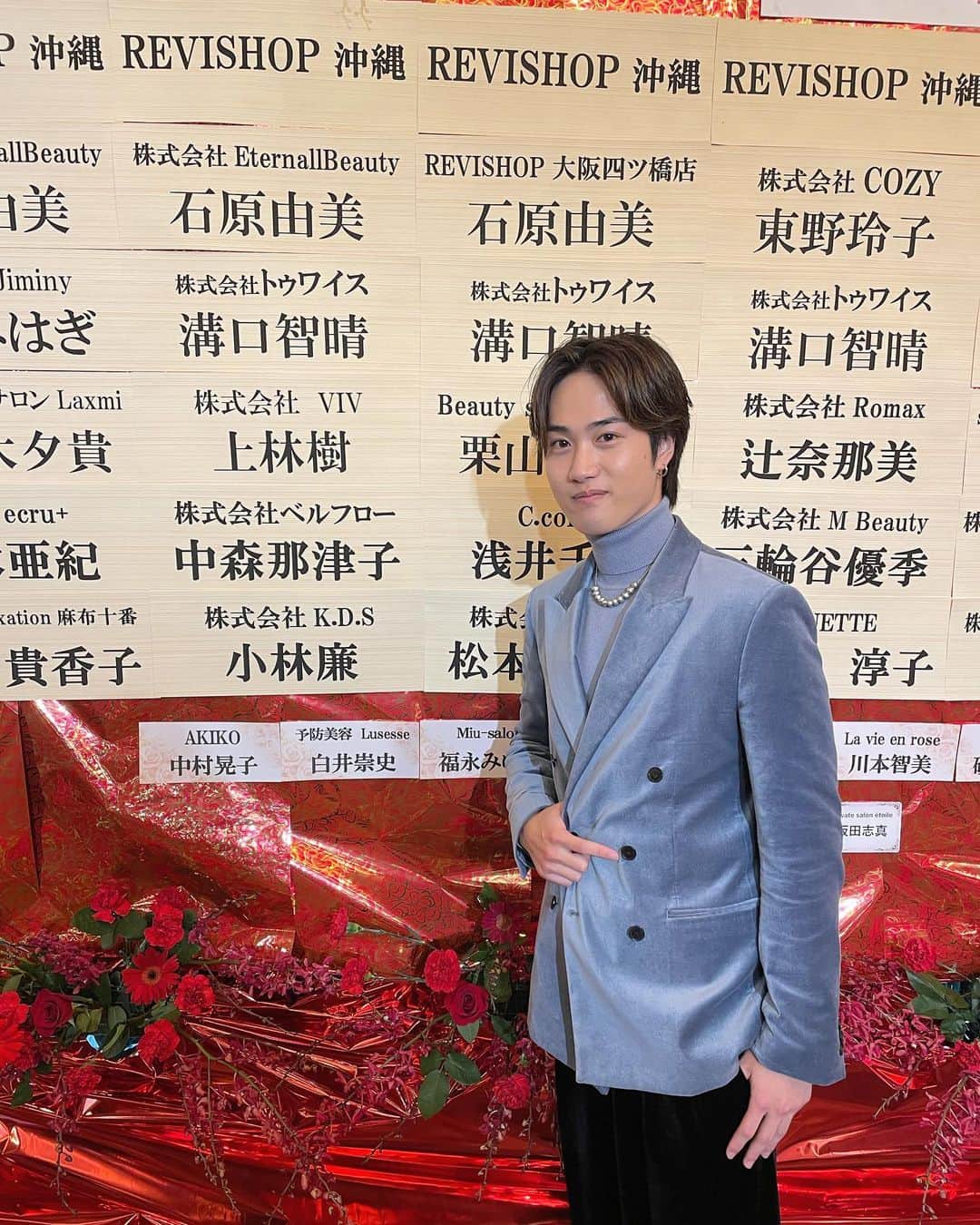 廉さんのインスタグラム写真 - (廉Instagram)「2022Revi Xmas party🌹  優子社長の素敵すぎるドレスから 始まり、ジョイマンと共にラップして、師匠が全国2位となり、Yushiさんと一緒に歌うという豪運すぎる1日でした🔥  準備から企画まで 社長、ロッソの皆様、ホテルの方々 こんなにも素敵すぎる会を開催していただきありがとうございました✨  #なおきのスーツ2次使用不可すぎ #日本語対応可のサンタさん #revi #陶肌トリートメント  #メンズコスメ #メンズエステティシャン」12月9日 17時49分 - ren.nre.n