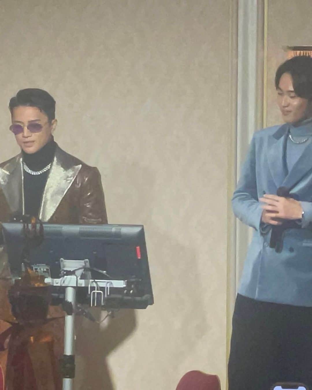 廉さんのインスタグラム写真 - (廉Instagram)「2022Revi Xmas party🌹  優子社長の素敵すぎるドレスから 始まり、ジョイマンと共にラップして、師匠が全国2位となり、Yushiさんと一緒に歌うという豪運すぎる1日でした🔥  準備から企画まで 社長、ロッソの皆様、ホテルの方々 こんなにも素敵すぎる会を開催していただきありがとうございました✨  #なおきのスーツ2次使用不可すぎ #日本語対応可のサンタさん #revi #陶肌トリートメント  #メンズコスメ #メンズエステティシャン」12月9日 17時49分 - ren.nre.n