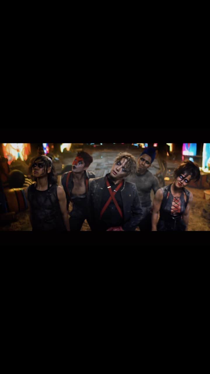 ジャクソンのインスタグラム：「Last one imma do for a while. Hope u see it Feel it & share it It’s all blood & sweat for me. Something i made hope u could feel the difference. #COMEALIVE #MAGICMAN   LINK IN BIO.  Thanks to my fam @v1nh  @madison_olandt  @seanlew  @hughniverse  @hypothetical_monkey  . We prepped this literally less than a week from zero. In different studios with million ideas… With everyone having a different schedule, was difficult to gather all together. But We still managed to puzzle everything up and arrange it together. It was nightmare again…N we made it happen I really want to say thank you to all these five amazing individuals and true family that was there for me. U all inspired me so much And thanks for being there in the journey. I love you all 🙏🥷⚔️🎬🎞️」