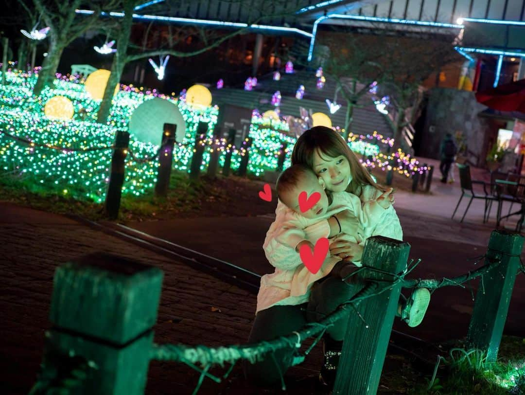 くぼたみかさんのインスタグラム写真 - (くぼたみかInstagram)「Beautiful red leaves and holiday decorations 2022🍁✨❤️  季節ごとのイベントは子連れで大変でも楽しみたい派✨帰ってくると大体疲れてるけど、それでも心が満たされるー😍  御殿場の時之栖は広すぎず、でも綺麗だしたくさん歩けるし子連れにちょうどよかった🙆‍♀️❤️  ダディがたくさんいい写真撮ってくれました♪📸」12月9日 18時16分 - mikakubota0923