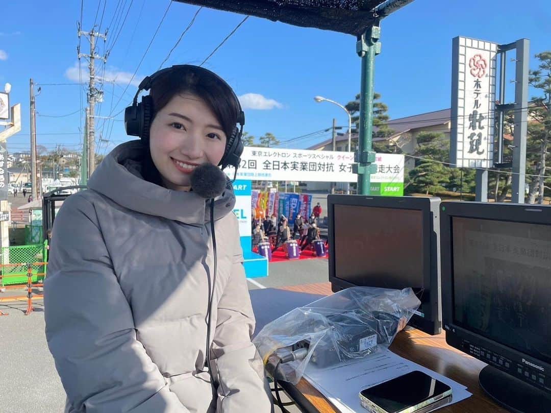 TBSアナウンサー公式さんのインスタグラム写真 - (TBSアナウンサー公式Instagram)「新人の吉村恵里子です！ @yoshimura_eriko  ． 気付けば師走、今年もあと一ヶ月をきりました！早すぎます。 ． さて先日クイーンズ駅伝では スタート地点で選手の呼び込みを担当しました。 ． 当日の仙台は寒くて風も強かったのですが、選手たちの肝心なスタートとも言える瞬間に携われとても貴重な体験でした。 ． この時は2階の高さにあたる場所から見られたので、特等席でした。 レースは激戦となり目が離せない展開でしたね。熱い戦いでした。 ． 選手の皆様、見てくださった皆様 ありがとうございました。 ． #tbs #アナグラム  #吉村恵里子 #アナウンサー #クイーンズ駅伝 #師走」12月9日 18時44分 - tbs_annogram