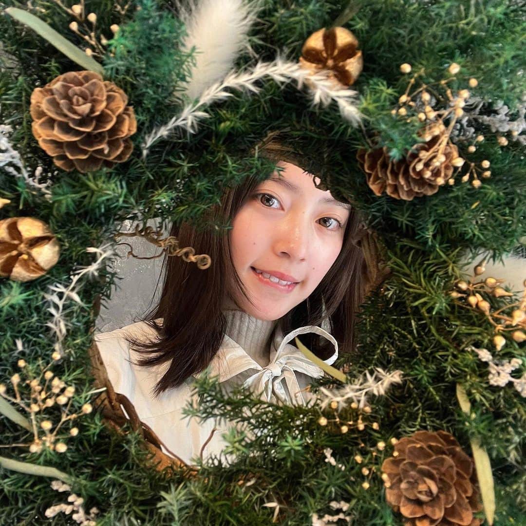池上紗理依のインスタグラム：「🎄 リース作り楽しかった♡ 何か作るのにハマってしまいそう。 （2枚目の手じわる🫴） #クリスマス #リース #ハンドメイド」