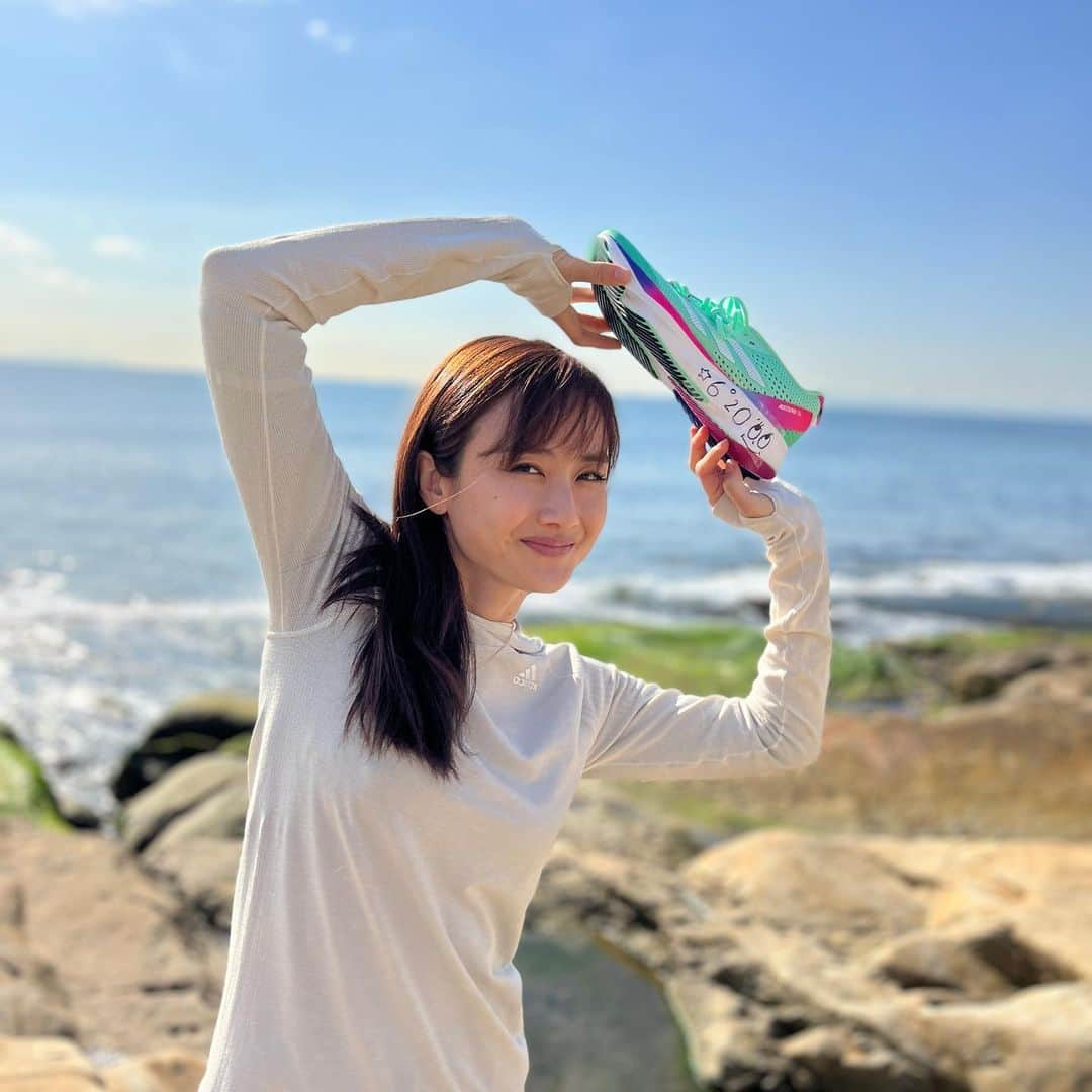 湯田友美さんのインスタグラム写真 - (湯田友美Instagram)「#adizerosl トレーニングからレースまで 全てのランナーが履いて、PBを目指せるシューズ！！🙌  私もこれを履いて、次なる目標へ向けて頑張ります😁🔥  #adidasrunnerstokyo では、【project PB】を始動！！自己ベストを目指すランナーをサポートする全10回のセッションを開催します！  なんと！！！ 青山学院大学駅伝部のフィジカルトレーナーでもある中野ジェームズ修一さん @nakano_james 監修！✨  是非、応募してみてね🔥  みんなそれぞれの環境で、それぞれの目標へ向けて頑張ろう！😁☀️  ついでに私の着てるロンTもおすすめ🤍😍  #adizero SL  #アディゼロ #速くなるためのすべて #ADIDASRUNNERSTOKYO #createdwithadidas #adidasrunners」12月9日 18時42分 - yudatomomi