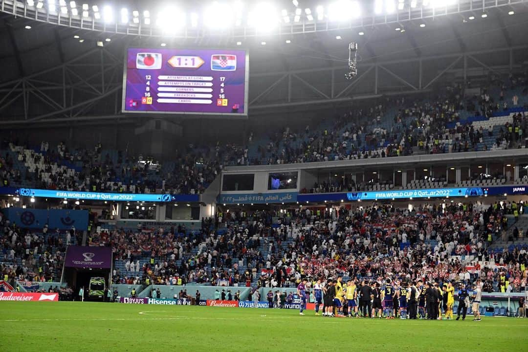 田中碧さんのインスタグラム写真 - (田中碧Instagram)「🇯🇵 初めてのW杯。 嬉しい瞬間も悔しい瞬間もまだまだ自分が足りないところも全て経験させてもらいました。  次は一生忘れることのない喜びの瞬間を手に入れれるように成長します。  皆さんと熱くなれて、喜べて最高に幸せでした。 本当にありがとうございました。  #japanfootballassociation  #worldcup  #🇯🇵 #17 #田中碧 #化け物になって #もどってこよう」12月9日 18時57分 - tnk_0910