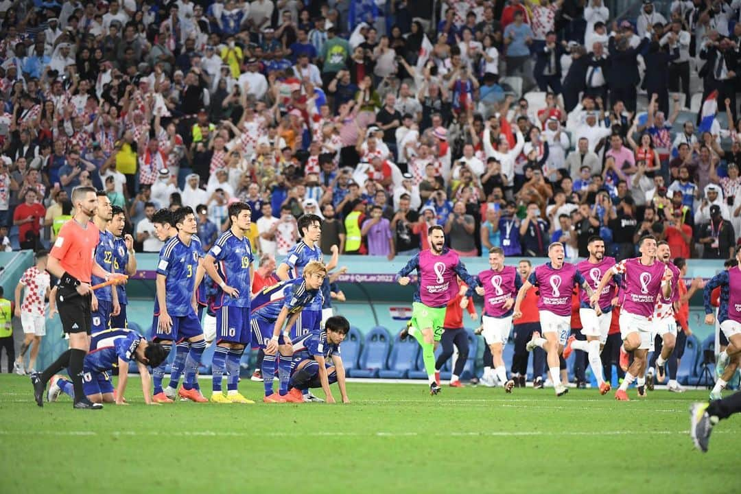 田中碧さんのインスタグラム写真 - (田中碧Instagram)「🇯🇵 初めてのW杯。 嬉しい瞬間も悔しい瞬間もまだまだ自分が足りないところも全て経験させてもらいました。  次は一生忘れることのない喜びの瞬間を手に入れれるように成長します。  皆さんと熱くなれて、喜べて最高に幸せでした。 本当にありがとうございました。  #japanfootballassociation  #worldcup  #🇯🇵 #17 #田中碧 #化け物になって #もどってこよう」12月9日 18時57分 - tnk_0910