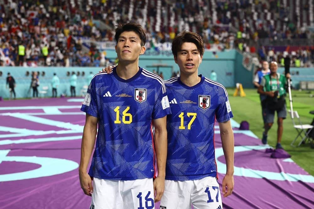 田中碧さんのインスタグラム写真 - (田中碧Instagram)「🇯🇵 初めてのW杯。 嬉しい瞬間も悔しい瞬間もまだまだ自分が足りないところも全て経験させてもらいました。  次は一生忘れることのない喜びの瞬間を手に入れれるように成長します。  皆さんと熱くなれて、喜べて最高に幸せでした。 本当にありがとうございました。  #japanfootballassociation  #worldcup  #🇯🇵 #17 #田中碧 #化け物になって #もどってこよう」12月9日 18時57分 - tnk_0910