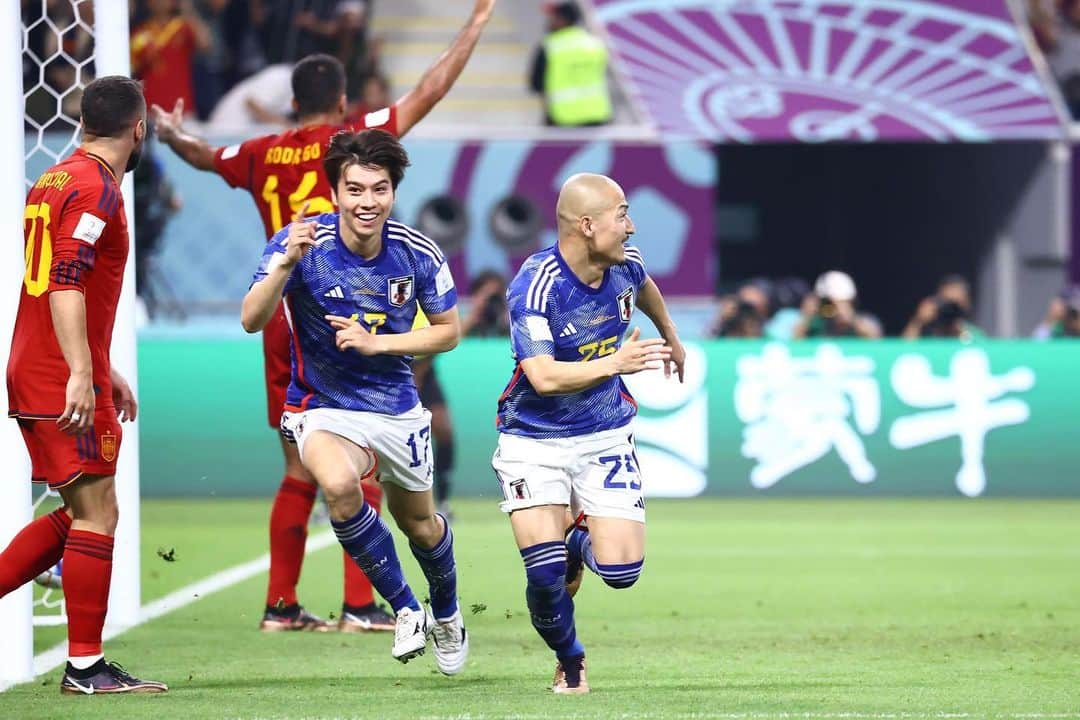 田中碧さんのインスタグラム写真 - (田中碧Instagram)「🇯🇵 初めてのW杯。 嬉しい瞬間も悔しい瞬間もまだまだ自分が足りないところも全て経験させてもらいました。  次は一生忘れることのない喜びの瞬間を手に入れれるように成長します。  皆さんと熱くなれて、喜べて最高に幸せでした。 本当にありがとうございました。  #japanfootballassociation  #worldcup  #🇯🇵 #17 #田中碧 #化け物になって #もどってこよう」12月9日 18時57分 - tnk_0910