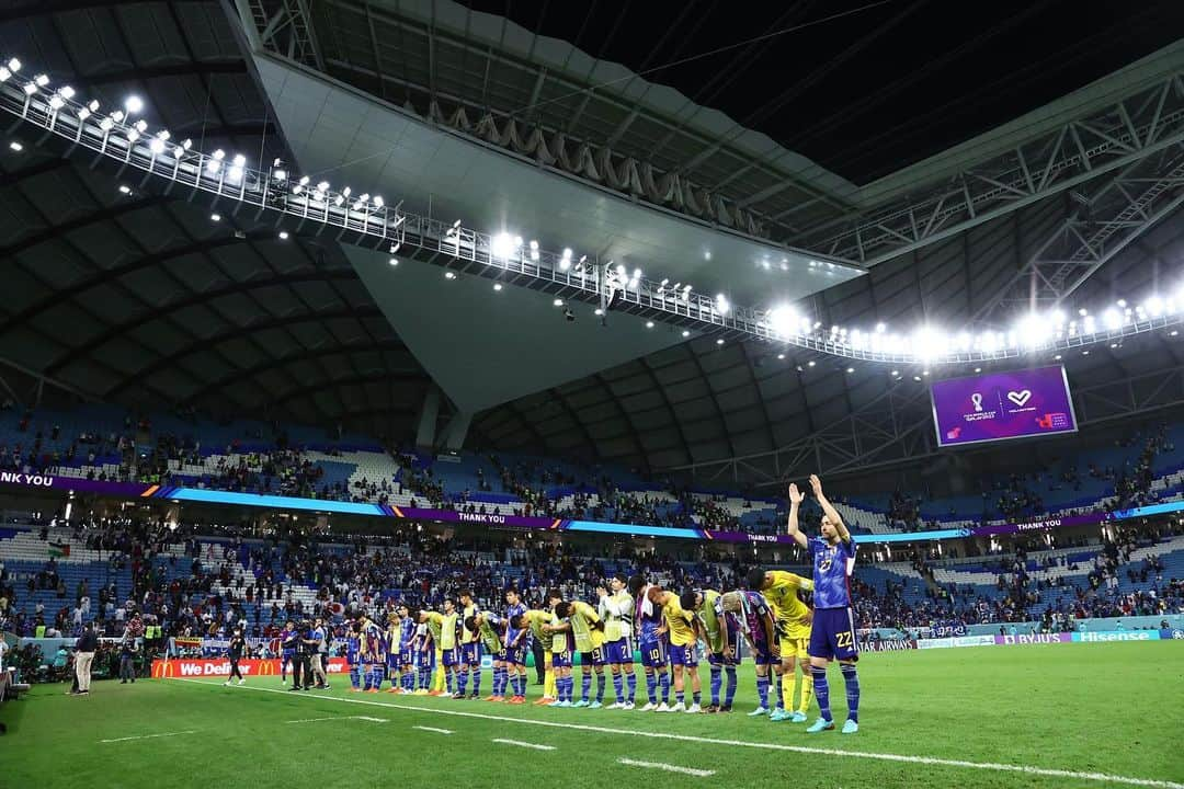 田中碧さんのインスタグラム写真 - (田中碧Instagram)「🇯🇵 初めてのW杯。 嬉しい瞬間も悔しい瞬間もまだまだ自分が足りないところも全て経験させてもらいました。  次は一生忘れることのない喜びの瞬間を手に入れれるように成長します。  皆さんと熱くなれて、喜べて最高に幸せでした。 本当にありがとうございました。  #japanfootballassociation  #worldcup  #🇯🇵 #17 #田中碧 #化け物になって #もどってこよう」12月9日 18時57分 - tnk_0910