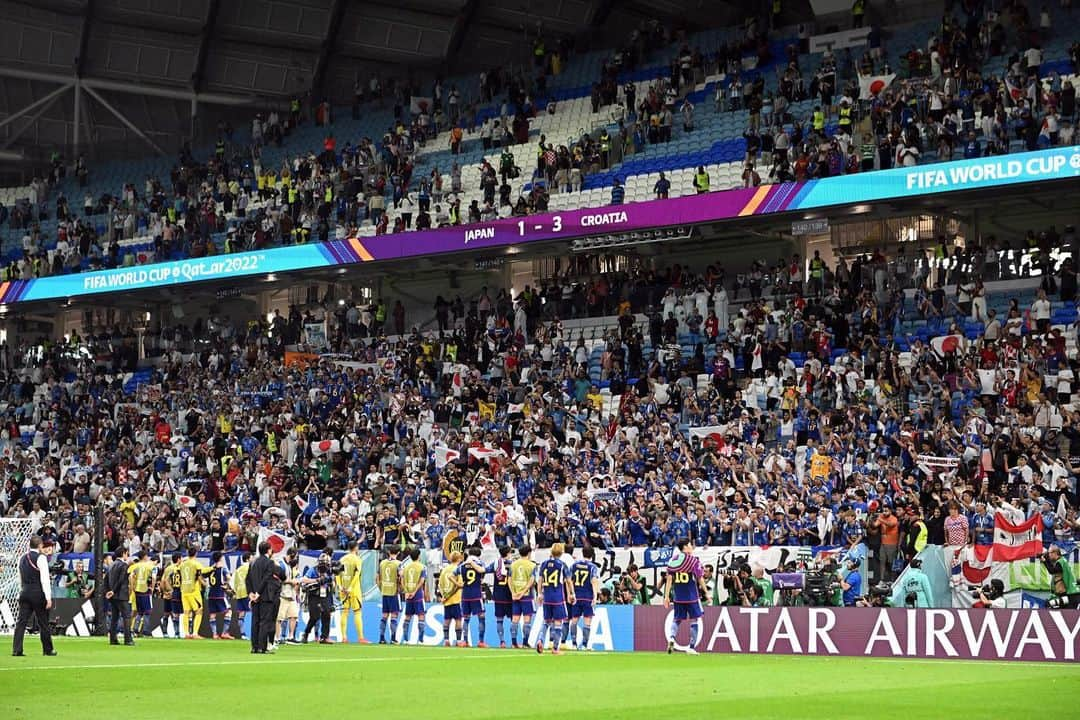 田中碧さんのインスタグラム写真 - (田中碧Instagram)「🇯🇵 初めてのW杯。 嬉しい瞬間も悔しい瞬間もまだまだ自分が足りないところも全て経験させてもらいました。  次は一生忘れることのない喜びの瞬間を手に入れれるように成長します。  皆さんと熱くなれて、喜べて最高に幸せでした。 本当にありがとうございました。  #japanfootballassociation  #worldcup  #🇯🇵 #17 #田中碧 #化け物になって #もどってこよう」12月9日 18時57分 - tnk_0910