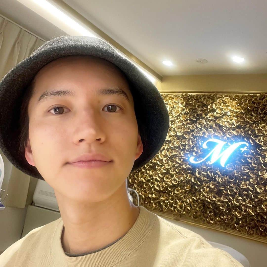 田口淳之介のインスタグラム：「beauty day  麻布十番の @m_plus.salon へ。 ゴッドハンドの杉田先生 @sugita_e.mplus に、ハーブピーリングしてもらった🌿 肌が生まれ変わったよ。 ぜひ行ってみて‼️  #麻布十番エステ #ハーブピーリング #revi」