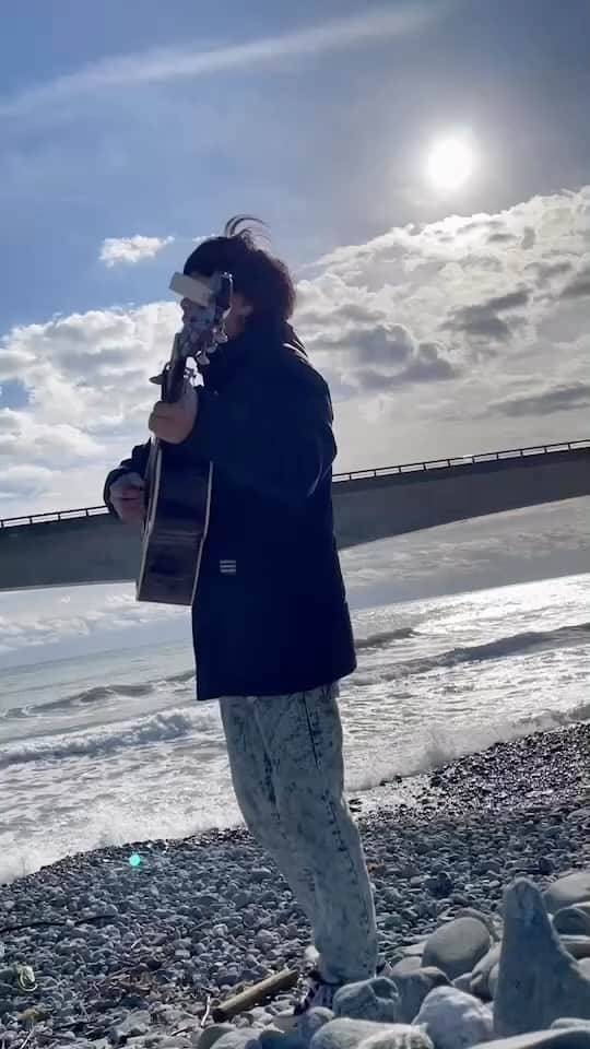 のインスタグラム：「#acoustic #オリジナル曲 #井上緑 #弾き語り #日立市　#茨城県　#海　#シンガーソングライター　#寄り添うように　#acousticguitar」
