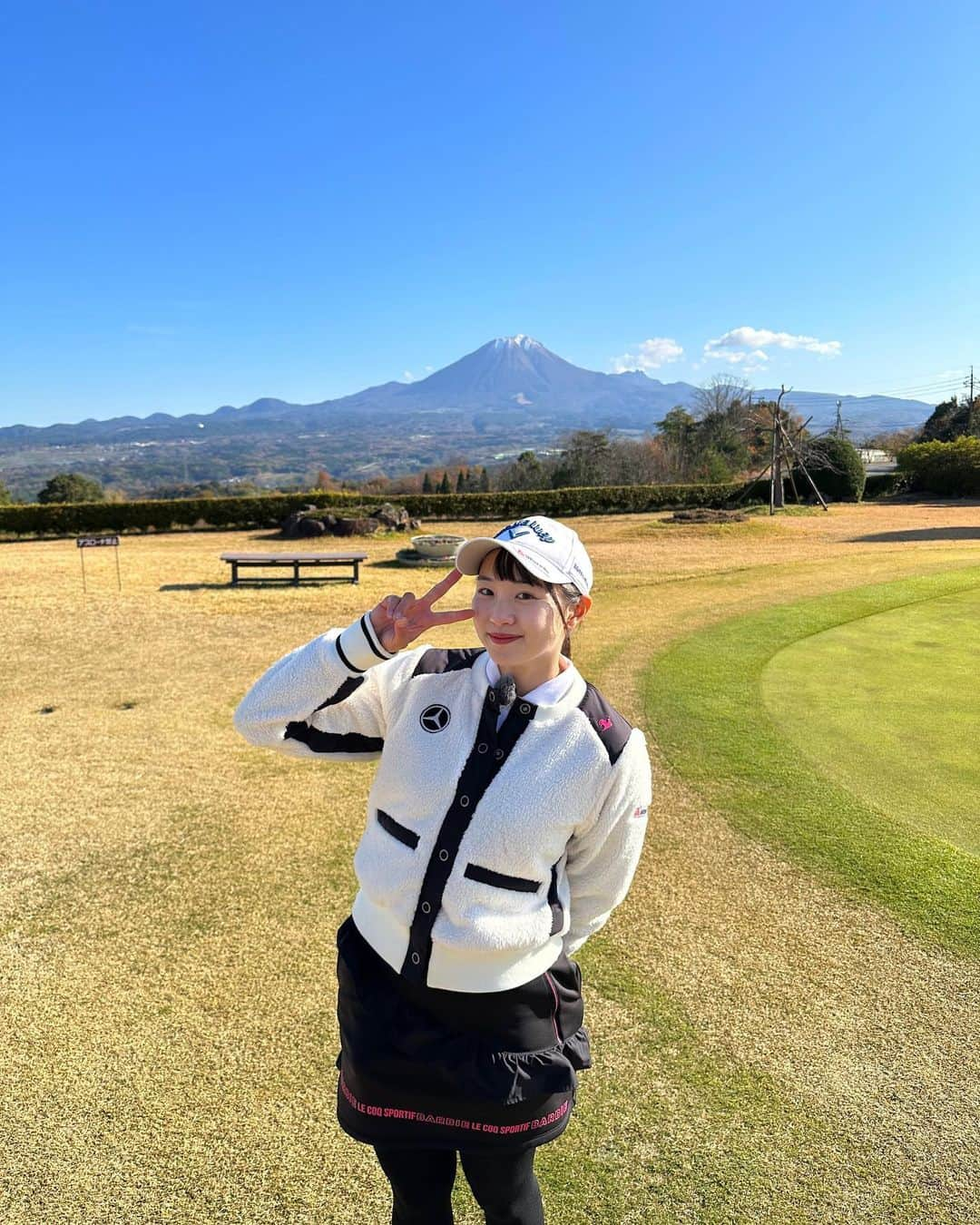 三浦桃香のインスタグラム：「なんとこのウェア…♡ バービー人形でお馴染みの、Barbieとのコラボなのです😍 可愛いすぎる💕💕 ずっと着るの楽しみにしててやっと着れて嬉しい😆」