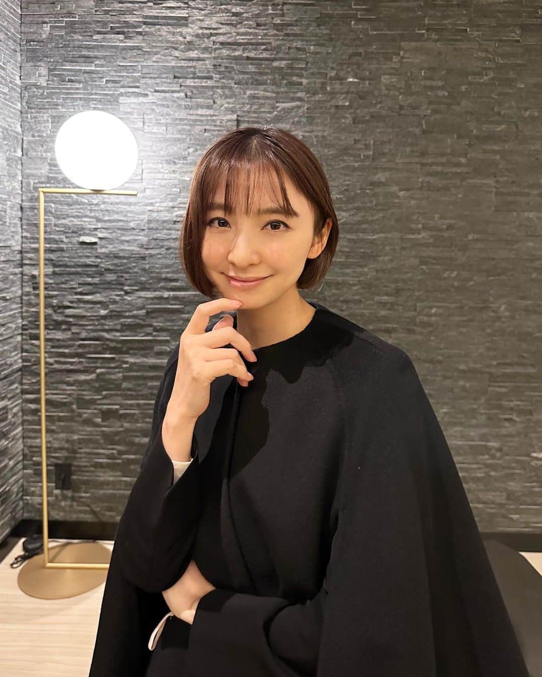 篠田麻里子のインスタグラム：「昨日は今年最後の満月🌕だったよ✨ 今日も凄い綺麗な満月✨見た？ 仕事で✈️ある場所にきてます😍  #黒の日#大人キメ#オケージョンコーデ」