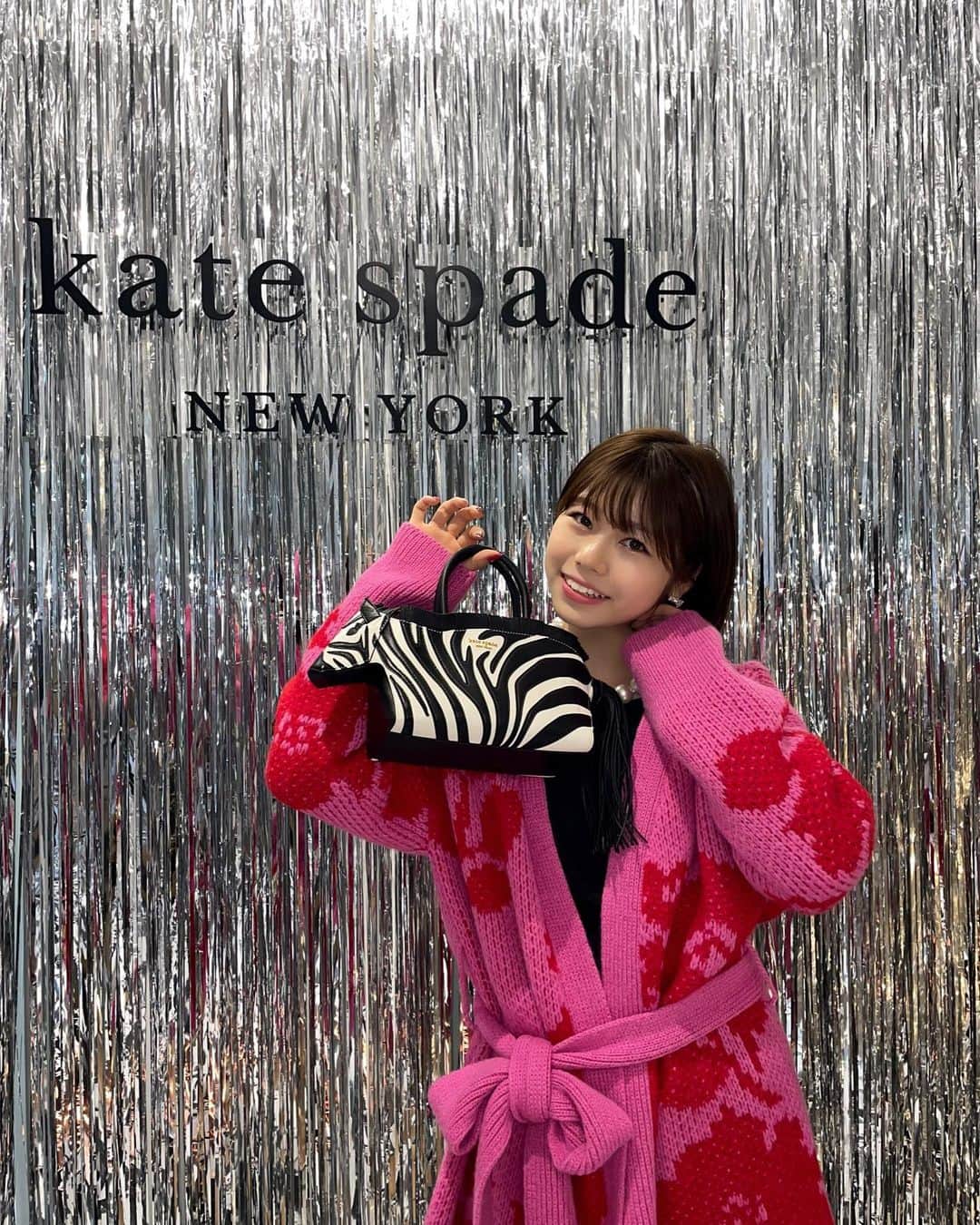 ゆーりのインスタグラム：「♠️kate spade NEW YORK♠️ ･ ･ いつもと違う雰囲気(？)🦓 ･ ･ ･ 似合うかな！？😳 ･ ･ ･ ･ ･ ･ ･ ･   #katespade  #katespadenewyork  #fashion  #hair  #makeup  #japan  #christmas  #xmas  #xmasnails  #nails  #ootd  #followforfollowback  #ケイトスペード  #原宿  #ネイル」