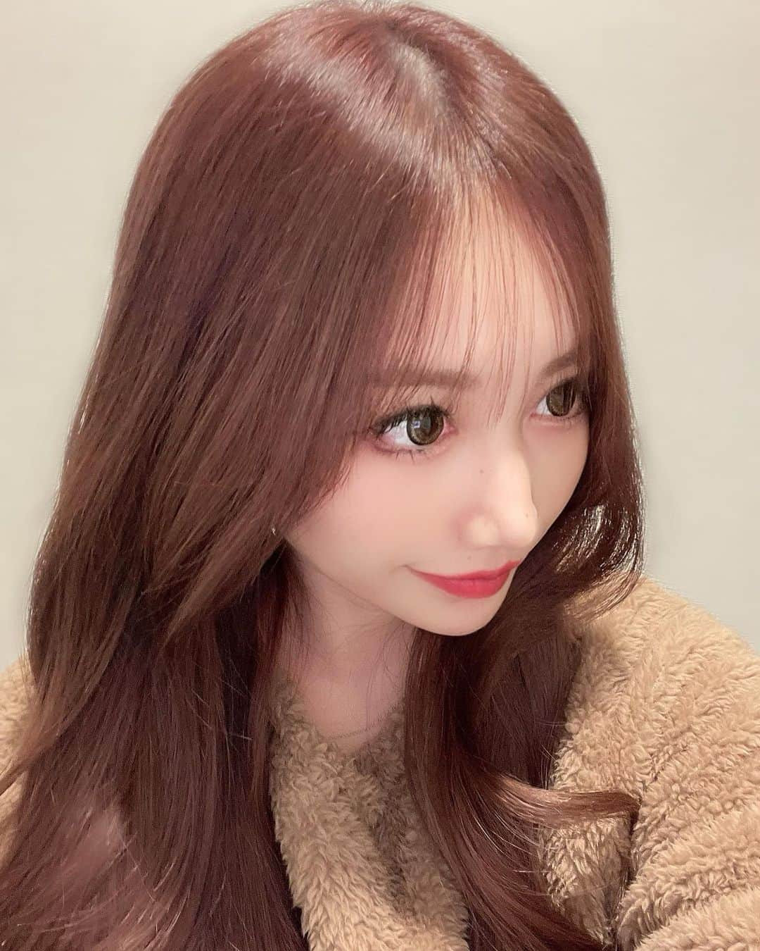 ひよこ先輩のインスタグラム：「前髪作った時に 真ん中パッカーンって割れやすいから 前髪だけストレートやってみた🐶👏✨ インスタで探して( @taise_imamura )さんに お願いしました😊 前髪の扱い楽になるといいな🥺✨ . #表参道　#前髪ストレート　#前髪」