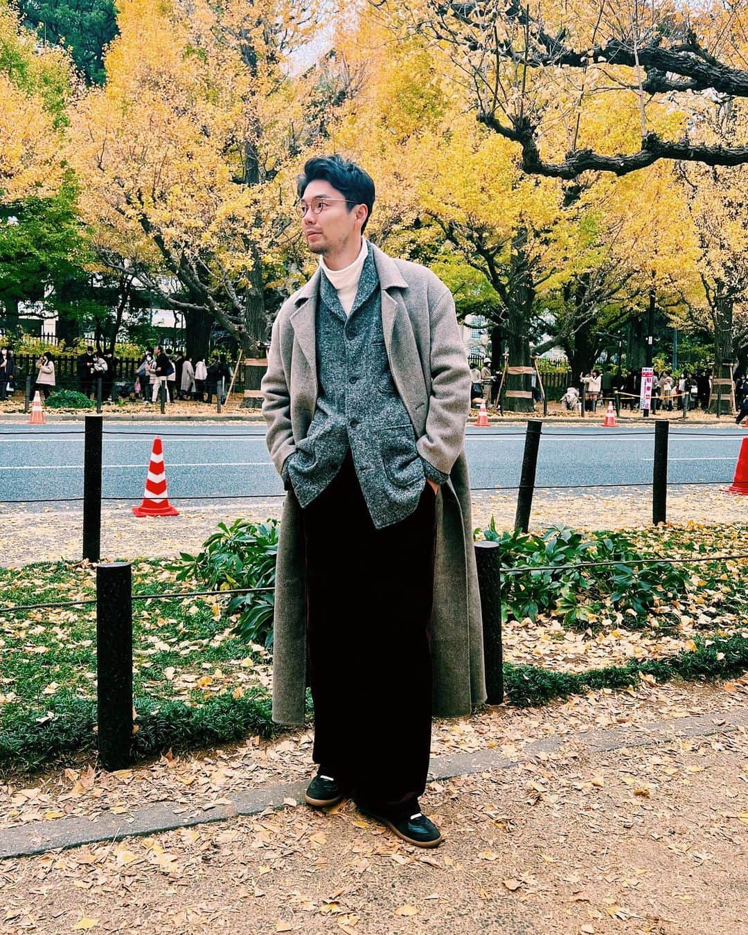 有原遣智さんのインスタグラム写真 - (有原遣智Instagram)「すべりこみ紅葉🍁 ⁡ コートは去年から仕事させてもらってる @canday_official のもの🧥 ⁡ 膝下コート最高🙆‍♂️ ⁡ coat: #canday jacket : #engineeredgarments  pants: #inesdelafressange #uniqlo  shoes: #maisonmargiela #margiela  ⁡ #fashion #outfit #ootd #ユニクロ #ユニクロコーデ  #紅葉  #秋コーデ #stylehint #stylehintaward #古着 #古着コーデ #マルジェラ #ジャーマントレーナー #エンジニアードガーメンツ」12月9日 19時11分 - kenchi_arihara