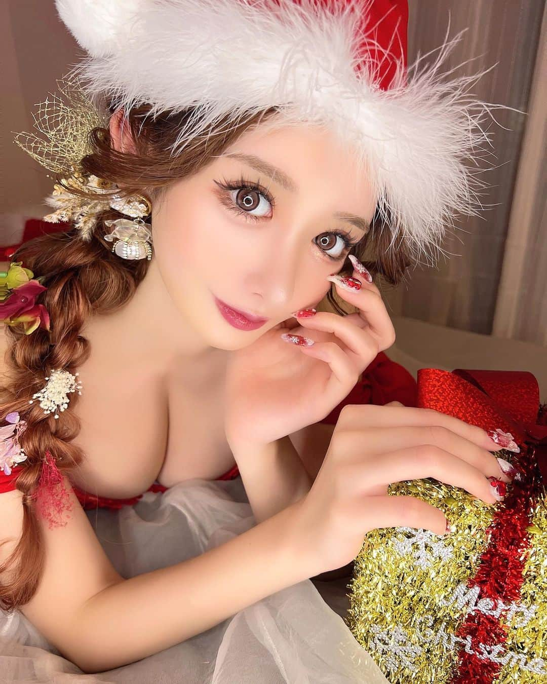 ゆうめろさんのインスタグラム写真 - (ゆうめろInstagram)「サンタコス撮影🎅🎁✨ @daisuke_5511 さんにヘアセットしてもらったよ〜！ 良い写真が沢山撮れて嬉しい🥺💕 皆は、何枚目が好き〜？？ 24日はラウンジ出勤してるので、 ゆうめろサンタに会いに来てね😽❤️ ・ #ヘアアレンジ  #サンタコス」12月9日 19時13分 - yk.o0