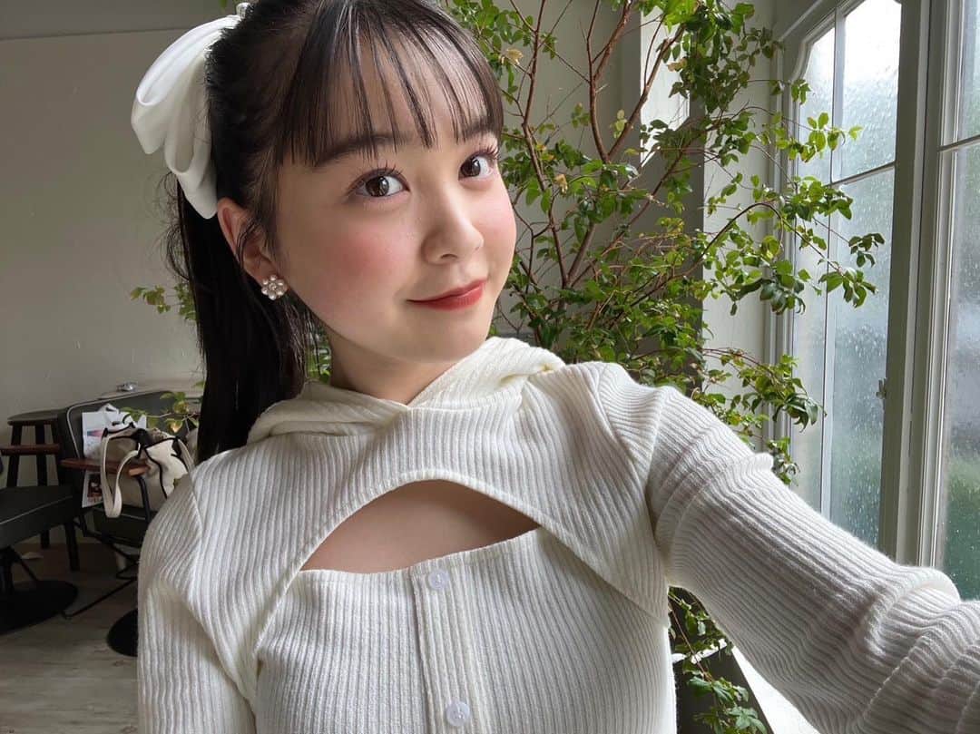 佐藤菜月海さんのインスタグラム写真 - (佐藤菜月海Instagram)「. ニコラ1月号 「おしゃ㋲7の冬モノトーン」 のオフショット🤍📸  全㋲私服総選挙でおしゃ㋲に選んで頂きました🫶🏻💞  紙面ではおしゃ㋲の個性溢れるモノトーンコーデをご紹介しています❤︎︎  私がこの冬きたいコーデはどんなものなのか、ニコラ1月号で是非チェックしてください〜ˆ ˆ  #ニコラ#ニコモ#nicola#ニコラ1月号発売中#オフショット#佐藤菜月海#ナツミ#07#中3#jc#jc3#スターダスト」12月9日 19時36分 - natsumi_sato814official