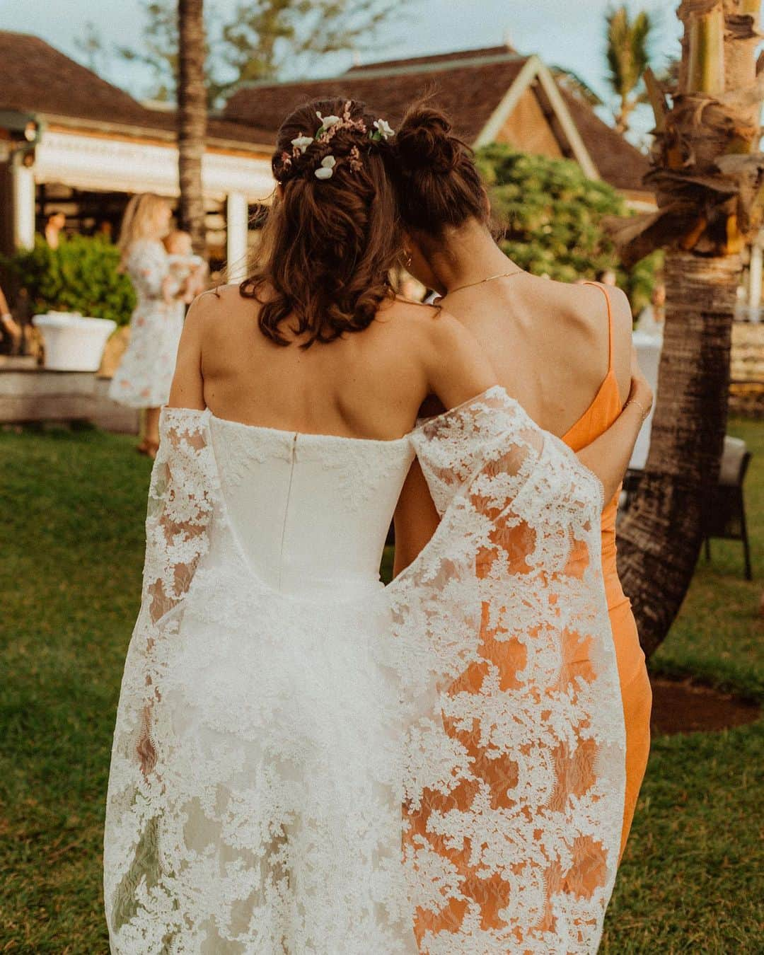 ポーリーヌ・オアロのインスタグラム：「A frienship like this 💛🧡 @antoninapetkovic   ✨ Dreamiest 2 in 1 jumpsuit @alexismabille  7.05.22  📸 @abigail_morellon」