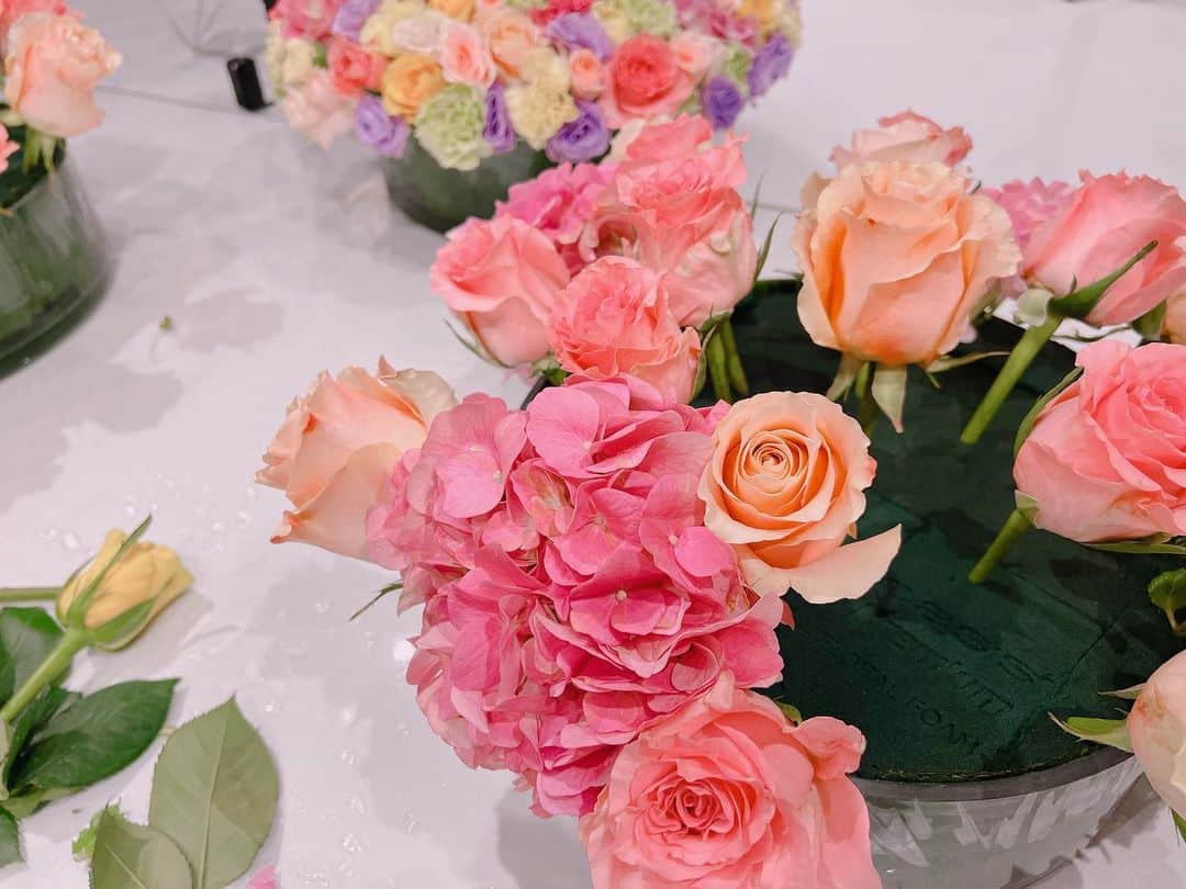 鈴木ちなみのインスタグラム：「💐❤️✨  シンガポールで初めて フラワーアレンジメントをしました🌷  癒しの時間だった〜✨  近日YouTubeで公開予定🫶🏻🇸🇬❣️」