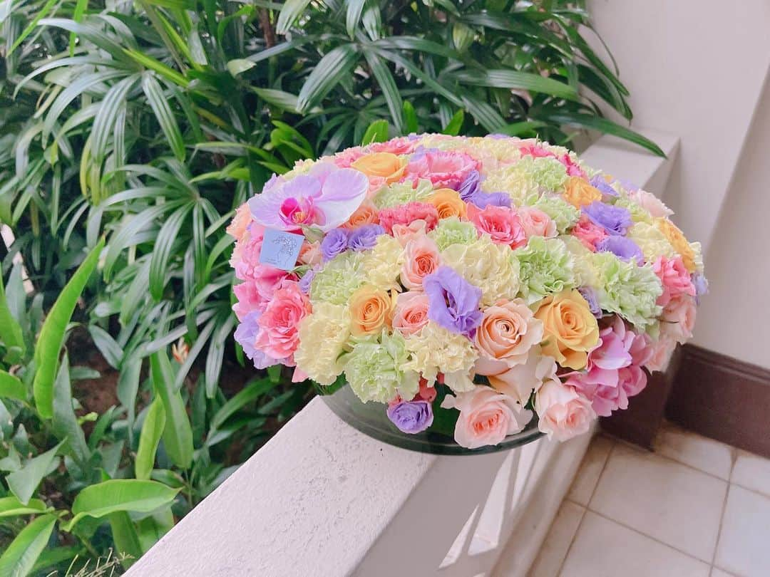 鈴木ちなみさんのインスタグラム写真 - (鈴木ちなみInstagram)「💐❤️✨  シンガポールで初めて フラワーアレンジメントをしました🌷  癒しの時間だった〜✨  近日YouTubeで公開予定🫶🏻🇸🇬❣️」12月9日 19時33分 - chinami_suzuki0926