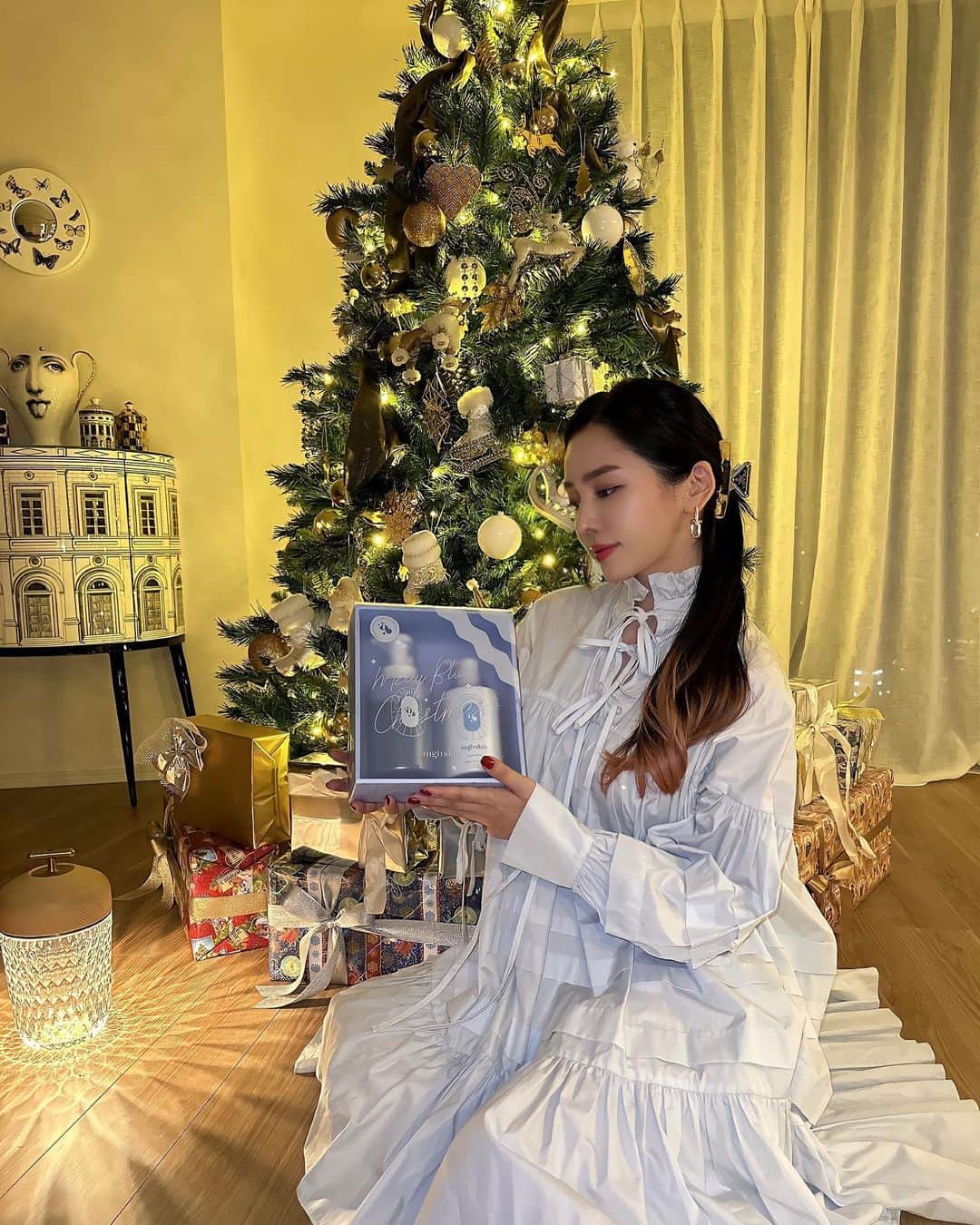 megbabyのインスタグラム：「みんな今年のクリスマスはどんな予定❓🎅❓  家族、恋人、お友達❓お仕事の方も多いのかな🥹  今年のMEGOODクリスマスのテーマカラーはシカブルー💙 気分がブルーなクリスマスを送る方がひとりもいませんように✨ワクワク幸せな気分になってもらえたらうれしいです🧦🎄💕  mgb skinクリスマスボックスの中身はもうチェックしてくれたかな☑ ボディのお肌を本格ケアするCICAボディシリーズがクリスマスボックスで先行登場します✨  💙CICA BODY WASH💙＆🤍CICA BODY CREAM🤍  今回のこだわりは「CICA」×「セラミド」×「次世代レチノール」！  「CICA」と「セラミド」はもちろん、なんといっても次世代レチノールと呼ばれる「✨バクチオール✨」配合なんです🫢 しかもクリームだけではなくウォッシュにも🫢🚿  毛穴、シミ、シワ、ハリ、ニキビやニキビ跡などあらゆる肌悩みに効果的と言われるレチノールですが、赤くなったり皮が剥けてしまう方も多いのではないでしょうか💦 「バクチオール」は安定性が高く敏感肌の方でも安心してつかえるので、今まで荒れてしまうので保湿しかしてこなかった方でも攻めのケアができるようになっています😌  さらに、不要な角質をやわらげながらうるおいをあたえる「発酵フルーツエキス」も配合で、ボディのくすみをとって透明感のあるもちふわ肌にしてくれます🧖‍♀️🤍  使い心地でこだわったのはクリーミーなマシュマロ泡で出てくるところ💭 へたらないのにさっぱり泡切れがいいのがポイントです👌  香りは男女問わずお使いいただけるフルーツ＆フローラルにムスクで深みを出したとってもいい香り🥭💐🍍 ウォッシュで洗った後も香りがふんわり残り、さらにクリームをミルフィーユして全身優雅な香りに包まれてみてください💞  いつものバスタイムを美容タイムに変えてくれるシカボディシリーズ🛁✨ 先行でお試しできるクリスマスボックスを是非ゲットしてくださいね😘  ❄❄❄❄❄❄❄❄❄❄❄❄❄❄  12月12日(月)12:00pm ON SALE 「⛄MERRY BLUE CHRISTMAS BOX⛄」 🤍CICA BODY WASH ￥4,400 💙CICA BODY CREAM ￥4,400 ✨￥7,480(税込)✨ ＊￥8,800相当  ❄❄❄❄❄❄❄❄❄❄❄❄❄❄  SAM'Uのクリスマスボックスとハイセラアイクリーム再販も12日に予定しているので、ご自身や周りの方へのクリスマスプレゼント選びを楽しんでください🧦🛷🎀  24日Megサンタがなにかサプライズしようかな🫢💙  #MEGOODCHRISTMAS #MEGOODBEAUTY #mgbskin」