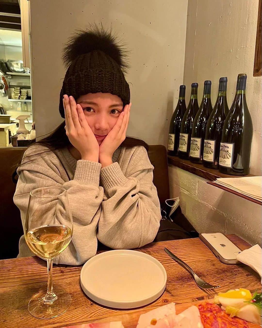 岡山友里愛のインスタグラム：「仕事終わりに🍷 ⁡ ガチガチヘアセットした仕事終わり 帽子がないと歩けません👣 #モデルの仕事あるある ? ⁡ ⁡」