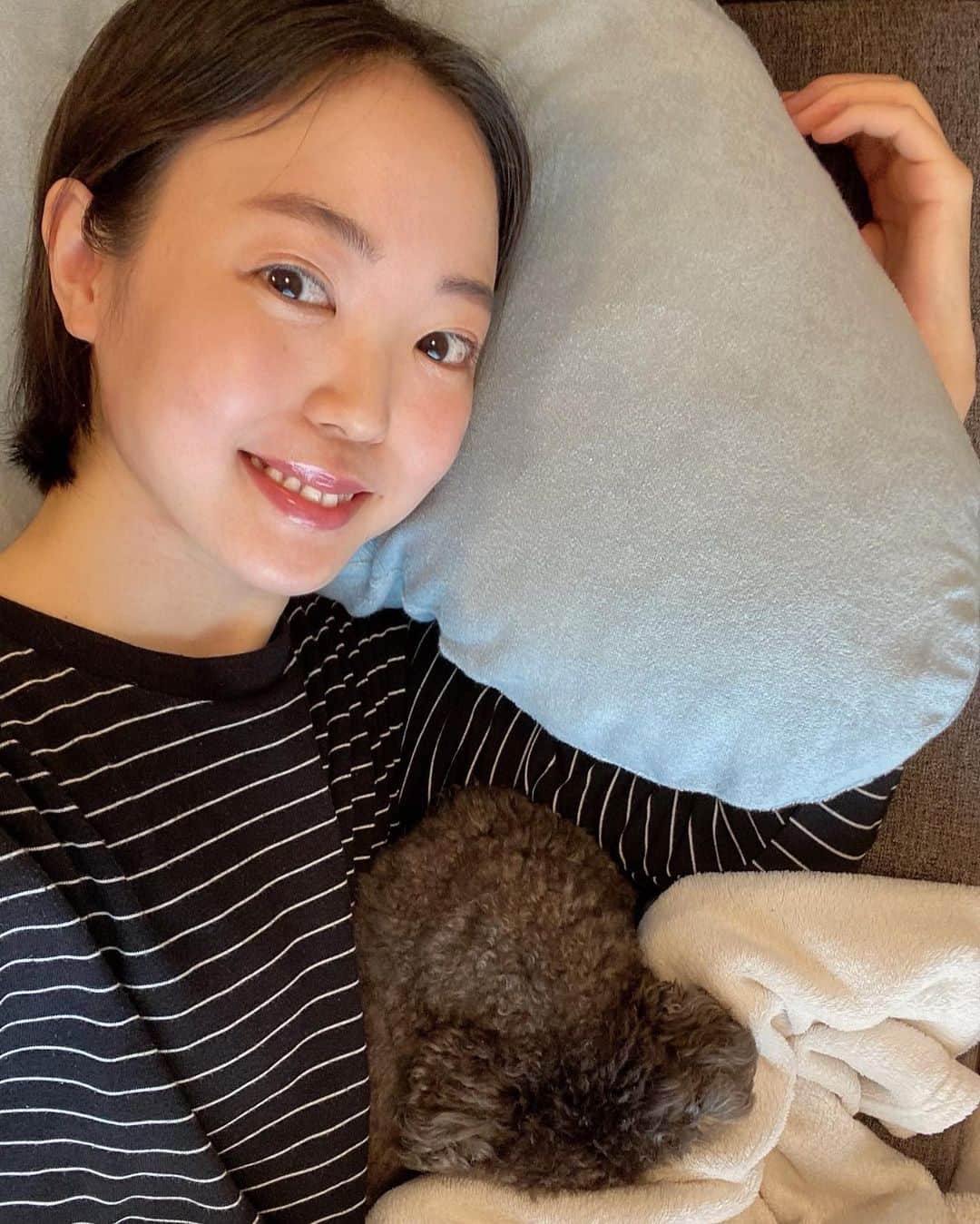 半田麗のインスタグラム：「横向き寝さん🙋‍♀️用まくら @yokonegu_official   寝たときの首肩まわりのフィット感とか頭の沈み方とか、絶妙で気持ち良い☁️ 高さ調節ができたり洗濯機で丸洗いできるってところもいいし 寝る姿勢がなかなかしっくりこなかった妊娠中から使いたかった〜！ #枕 #睡眠改善 #YOKONEGU #YOKONEGUpremium #睡眠の質  #睡眠グッズ #qol #PR」