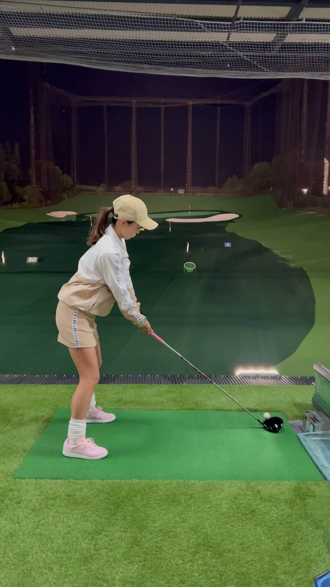 萩原菜乃花のインスタグラム：「ドライバー⛳️ もっと右に打ち出したい！  昨日のラウンドはドライバーが好調でよかった！！ それだけでラウンド楽しい☺️  #ゴルフ#練習#ゴルフ練習#スイング動画#ゴルフスイング#打ちっぱなし#打ちっ放し#ドライバー#ドライバーショット#ゴルフ女子#ゴルフ男子#ゴルフウェア#ゴルフコーデ#練習コーデ#ベージュコーデ#ルコックゴルフ」