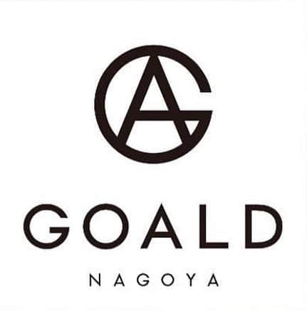鈴村梨公のインスタグラム：「【ご報告】  この度、日本一のメンズサロン「GOALD」に 中途採用という形で内定しました。 出勤は4月から、店舗は栄店になります。  凄く色んな感情がフラッシュバックしてるので 久しぶりに長文を書きます。  まずは約5年待たせてしまったファンの皆さんに 「遂にだぞ！！」と言いたいです😂  僕が美容師という職業に戻る理由は色々ありますが、1番に 「ビジョンの見える仕事に全力で取り組みたい」 という気持ちが強くありました。  アパレルをはじめ、様々なやりたい事にチャレンジ した3年間でしたが、 自分の心に「お前はこの仕事に対して命を懸けてるのか？」 と問いただす日々でした。 決して全力でやっていなかった訳じゃない。 だけどどこかこのままでいいのかなという気持ちが 付きまといストレスになり、そんな事をしている内に世間では「何をやってる人か分からない人」になっていきました。  結果フォロワー数は破滅的に減り、同刻同じミスターコンに 出ていた友達はコツコツ積み上げて高い景色まで行っている 現実だったりで僕自身当然ネガティブになり、気持ちを繋ぎ 止める為の誇れるものもなく、いつか目指していた  「かっこいい生き方」  「こうなりたいと思われる人間」  とはかけ離れたものになってしまいました。  自業自得で沢山苦い経験をした三年間の中でしたが、 美容師という職業の火が消える事は一度もありませんでした。 ミスターコンで担当してくれた米田さんを見て 美容師になりたいと思い、時が経ち迷っている時に 斜め上の助言をくれたトメ吉さん、迷惑をかけまくった 大人の方達への反省全部ひっくるめて 三年間かけて自分の気持ちを確信できました。  遅っ！って思うのが普通です。  しかしこの三年間、 SNSや公の場など表面上での価値は劣化しましたが、まるで 神様がこの道を通ってから行けと敷いてくれた様な道のりで 内面をグレードアップできる期間だったなと思います。  文面ではマイナスな過去を書いている印象を受けると 思いますが、決してそんな事を書きたい訳ではなく、 今は全て経験として消化出来ていて  「三年間分のレベルアップした自分でいよいよ世界最高の美容師になるためのスタートラインに立てる」  という気持ちでいる事を1に伝えたいです。  三年間の僕の一旦のGOALと言わんばかりの店名「GOALD」 で、再STARTをきれることを嬉しく思います。  そして僕には美容師でしか出来ない野望があります。  「世界規模で美容師という職業の価値を変化させたい」  「不可能だと思われてるヘアスタイルのトレンドを東京ではなく名古屋から生み出す」  この野望を語るにはまだまだ早すぎるので割愛しますが、そんな笑われるくらいでかい夢をもたせてくれる職業はやっぱり美容師しかありませんでした。 「鈴村梨公にしかできない仕事」を美容師でしていきたい。 "ここにしかない価値"を創りだせる美容師になり、全国のメンズ達を最高にカッコよくしていきます。  将来の願望が募るばかりですが、そんな明るい未来を目指してアシスタント期間を過ごし、一日でも早くスタイリストとして皆さんと関われる事を楽しみに頑張っていきます。 ps.不定期更新でYouTubeも再開します🤗  #オオカミくんには騙されない  #popteen #goald#wearegoald#パーマ#スパイラルパーマ#メンズスタイル#メンズパーマ#メンズカット#メンズスタイル#ヘアスタイル#メンズヘア#美容師#美容室#ツイストスパイラル #ツイストパーマ #ケアパーマ#ツイスパ#センターパートヘア#ツイストスパイラルパーマ #ミディアムウルフ#センターパートウルフ#波巻きパーマ #波巻きスパイラル　#haircut#hair#发型 #理发　#헤어스타일　#헤어컷」