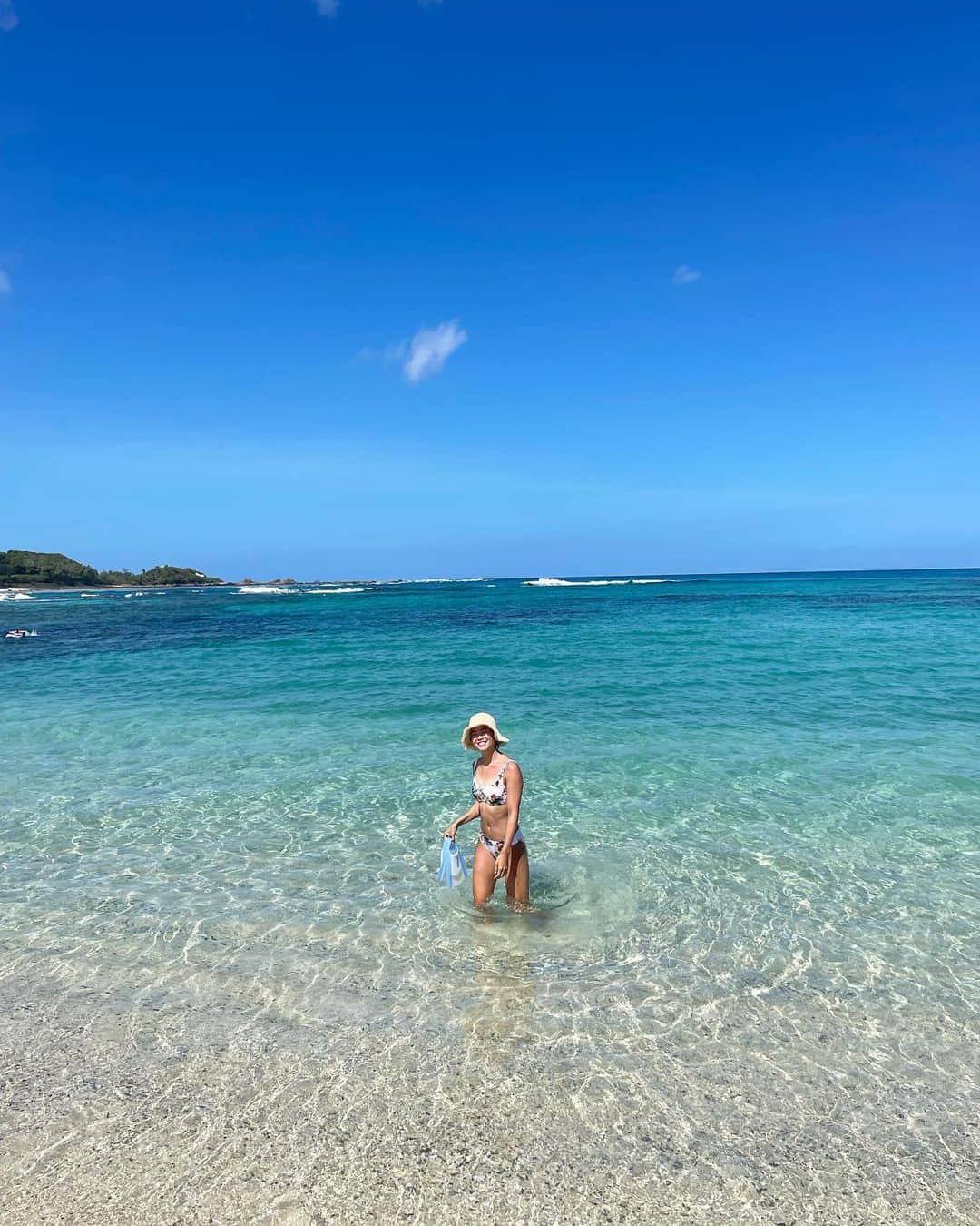 大本里佳のインスタグラム：「Amami trip w/ @yoshielleueno5 for the first time ✈︎  どうしても行ってみたかった奄美大島 大好きなよしえ姉と。  フィンはもちろん持参✈︎  #amami #amamioshima #Kagoshima #Japan #beach #tomoribeach #trip  #奄美大島 #鹿児島 #日本 #旅行」