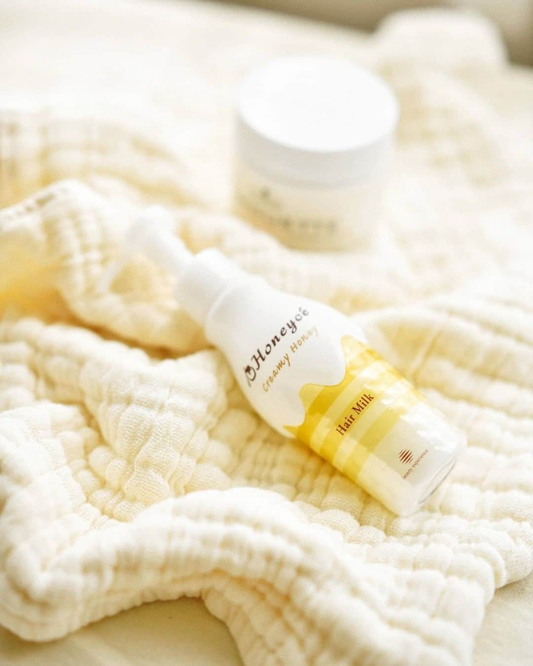 Honeyce(ハニーチェ) のインスタグラム：「ヘアミルク、入荷いたしました✨  お求めの方、大変お待たせいたしました！ 公式オンラインショップ、Amazon、楽天で販売中です🙌  前回より数も多くご用意しておりますので、 ぜひ各サイトをチェックしてみてくださいね♪  各サイトへはプロフィールのリンクからcheck →@honeyce8  ✔ヘアミルクがおすすめなのはこんな人🍯 ⇒乾燥しやすい、ダメージで髪がゴワゴワする、べたつくアウトバスは苦手  ウエットヘア・ドライヘアどちらにも使用可能ですが、特におすすめの使用タイミングは、お風呂上がりのドライ前☝️ 熱ダメージケア成分が配合されていて、ドライヤーの熱から髪を守ってくれる効果ありますよ💕  #ハニーチェ #honeyce #ヘアミルク #アウトバストリートメント #流さないトリートメント #ヘアケア #ダメージケア #保湿ケア  #はちみつ美容  #乾燥ケア」