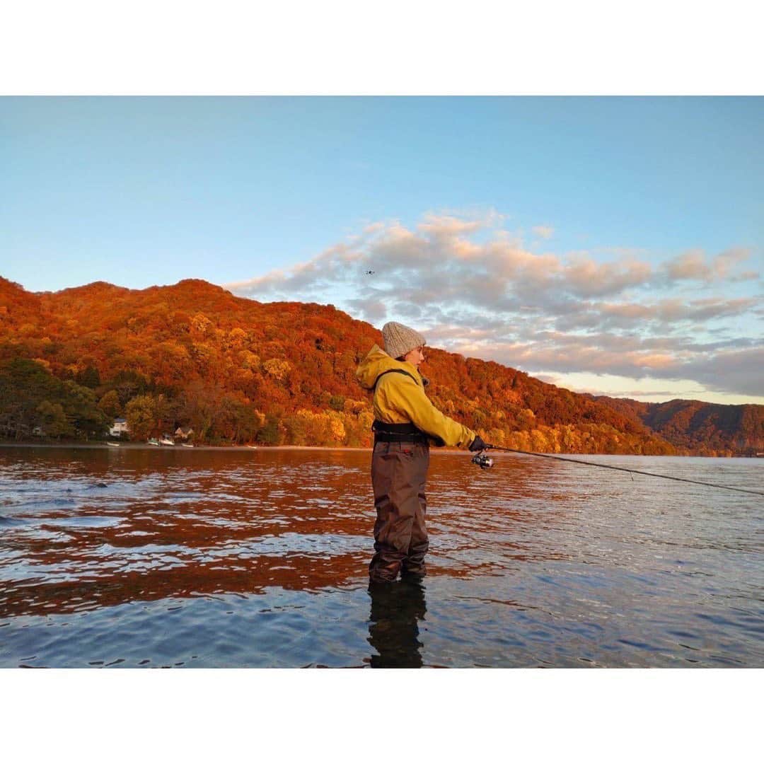 山本千尋のインスタグラム：「お知らせです🎣  NHK BSプレミアム『釣りびと万歳』 12月11日(日)17:30-18:00  紅葉色づく十和田湖でヒメマス釣りに挑戦させて頂きました！BS放送で「早倉殿の13人」をされる皆様！是非是非観て下さい🤲釣り初心者なもので、、、どうか温かな目で見守って頂けたら嬉しいです🍂 十和田市の皆様、釣り兄貴、そしてクルーの皆様と過ごした時間は本当に心が癒されました。ありがとうございました！またお会い出来ますように。  #釣りびと万歳 #ヒメマス #十和田湖 #トウと水遊び致しましょう #着込んだ結果 #まん丸 #🐣」
