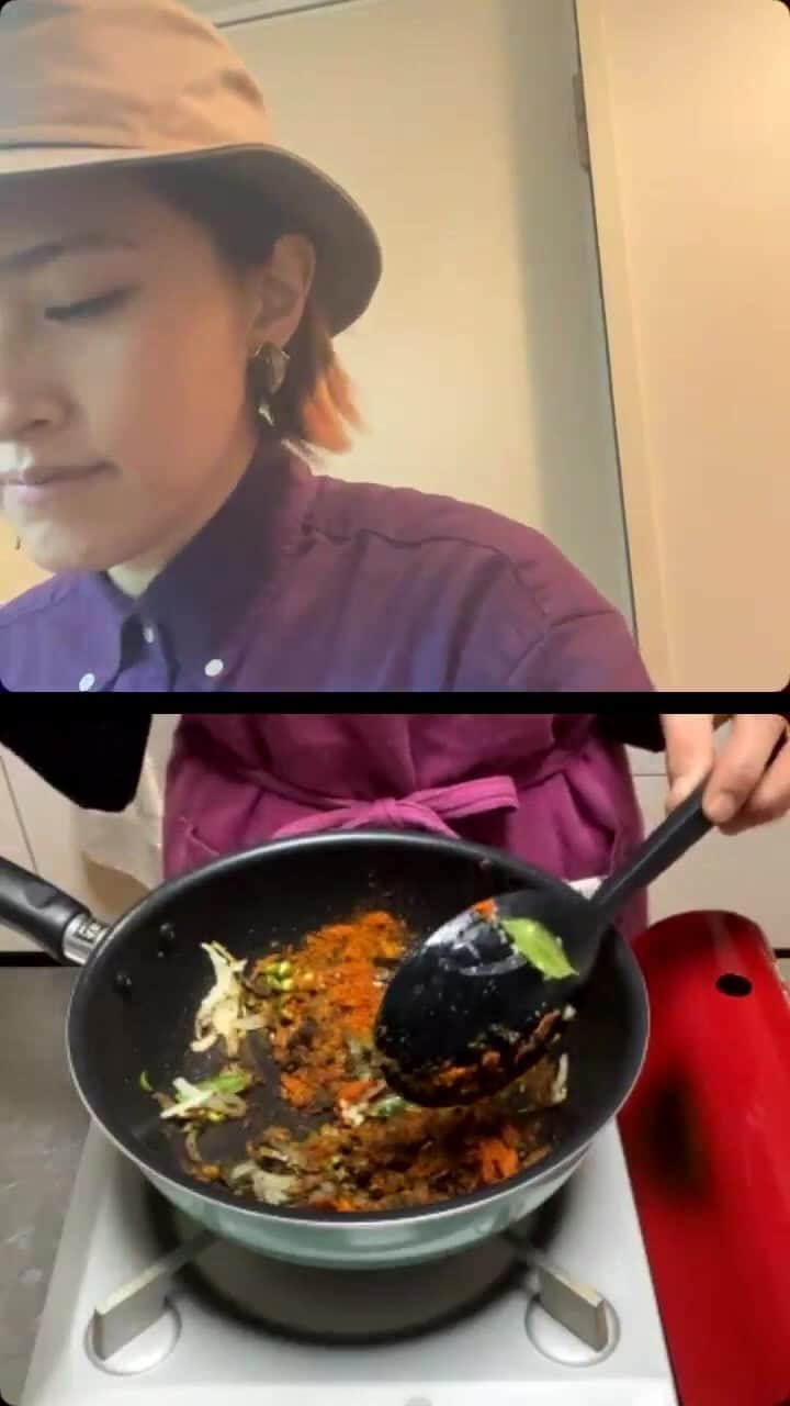 のインスタグラム：「★スリランカカレーLive Cooking★  アハサ食堂のみゆきさんに超簡単15分で完成？！入れて炒めるだけ？！本格スリランカカレー＆副菜(春菊のサンボル)を教わっちゃいました😍  スリランカカレー作り初挑戦のあんじーでもとっても美味しく作れました💛  今日の材料をこの後まとめて載せておきますので、ぜひおうちスリランカカレー🍛🇱🇰デビューしちゃってくださいね☺️  次回はスパイス飲み＆お酒のアテ編🍻🇱🇰 近日開催予定です！お楽しみに💛  みゆきさん、素敵なレシピをありがとうございます☺️🙏  ※以下レシピです✨いつでもみれるように保存がおすすめです😊✨  スリランカカレー好きな人🇱🇰 早速作っちゃうよっていう人👩‍🍳 次回も楽しみな人💛  ぜひ当てはまる絵文字をよかったらコメント欄に入れて教えてね😍 皆さんからのフィードバックがあると励みになります🥹＆次回より楽しい企画に活かせます😍🙌  以下、材料と作り方載せておきます♬  【チキンカレー】  鶏肉（お好みの部位）　５～６００ｇ →ひと口大に切る 玉ねぎ　1/4個→1/2スライス にんにく　１かけ→みじん切り しょうが　にんにくと同量→みじん切り 青唐辛子（お好みで1本～）→みじん切り トマト　1/2個　又はトマト缶　70ｇ程度 →ざく切り  ローストカレーパウダー　大さじ2 ターメリック 小さじ1/2 チリパウダー お好みの辛さで セイロンシナモンスティック　 →2cmクラッシュ 塩　小さじ1弱 水　50cc  炒め油（なんでもＯＫ）　 カレーリーフ（生又は冷凍もの）1枝分  〜作り方〜 ①深さのあるフライパンor鍋に油をしき、ニンニク、生姜、青唐辛子、カレーリーフ、セイロンシナモンを加えて炒める。 ②香りが出てきたら、ローストカレーパウダー、ターメリック、チリパウダー、トマト、塩、鶏肉、水の順に加えて煮込む。 ③10分ほど煮込み、鶏肉に火が通ったら、塩で味を整え完成。  【青菜サンボル】  春菊、豆苗、パセリなどちょっとクセのある葉野菜　1/2袋→細かいみじん切り 玉ねぎ又は紫玉ねぎ　1/4個 →細かいみじん切り ココナッツファイン　大さじ2 塩 小さじ1/3 こしょう(粗挽き) 少々 レモン汁　小さじ2程度(〜レモン1/2個分くらいでお好みの量)  〜作り方〜 ①全ての材料をボウルに入れ、馴染ませたら完成。」