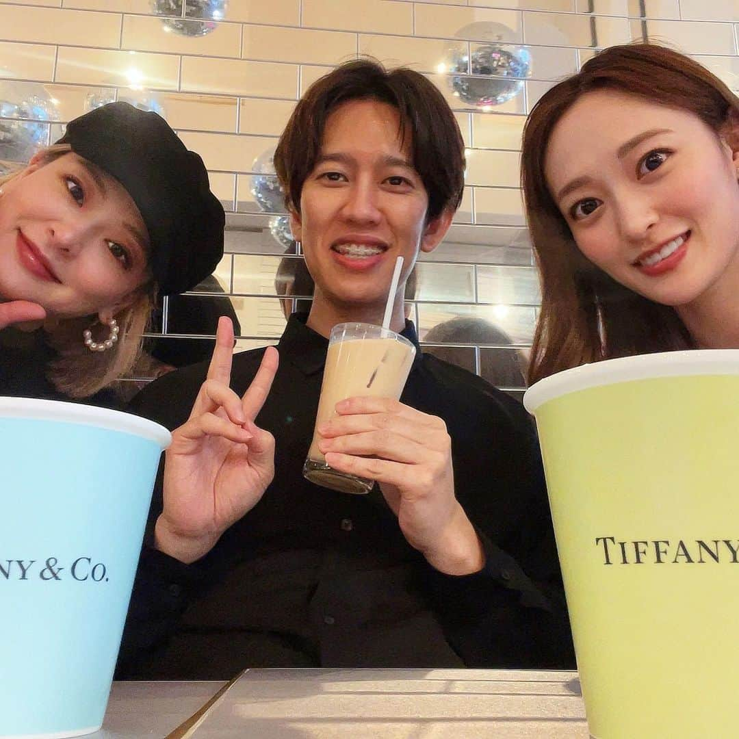 A-NONさんのインスタグラム写真 - (A-NONInstagram)「TIFFANY CAFE へ🎄🎁✨  この間、しゅんP(@shun.miyamoto )さん＆りぽぽ(@ripopo_824 )＆ベビたんと一緒に表参道へお出かけデートしてきました👼❤️ 　  宮本家に癒されて、イルミネーションも見れて最高な一日🥹💕  #tiffanycafe  #omotesando  #cafe」12月9日 21時12分 - anon_official1229