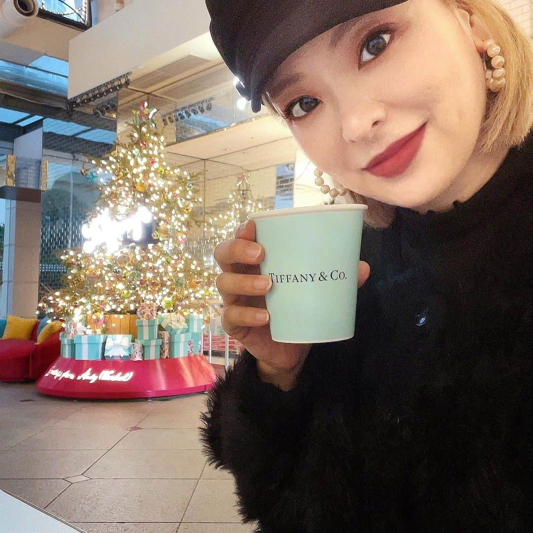 A-NONさんのインスタグラム写真 - (A-NONInstagram)「TIFFANY CAFE へ🎄🎁✨  この間、しゅんP(@shun.miyamoto )さん＆りぽぽ(@ripopo_824 )＆ベビたんと一緒に表参道へお出かけデートしてきました👼❤️ 　  宮本家に癒されて、イルミネーションも見れて最高な一日🥹💕  #tiffanycafe  #omotesando  #cafe」12月9日 21時12分 - anon_official1229