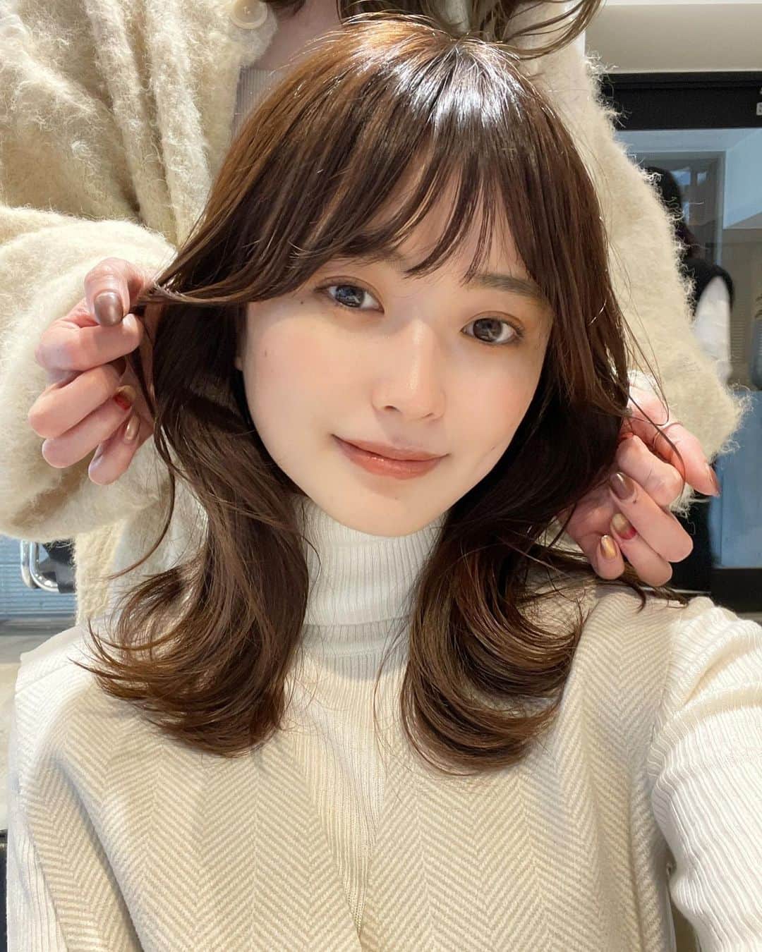 角川友紀のインスタグラム：「⁡ 先日の👩🏻🤳🏻 hairmake  @sugarlight21  とても可愛いスタイリングをしていただきました✨  眉は @une_fleur_eyebrow で 整えていただいてスッキリ💆🏼‍♀️  #レイヤーカット#ミディアムヘア#くびれヘア#韓国ヘア#韓国ヘアスタイル#眉メイク#眉スタイリング#眉毛メイク#眉毛サロン#アイブロウ」