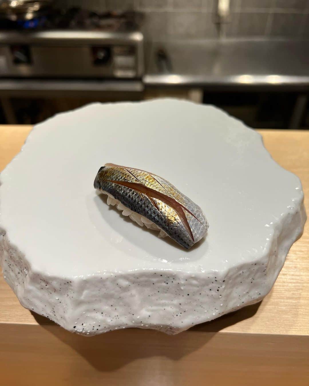 寺石幸弘さんのインスタグラム写真 - (寺石幸弘Instagram)「妻の雪乃が27歳の誕生日ということで 今日はサロンをお休みにさせて頂いて いました。  2人で一緒に歳を取って 時々こうやって美味しいものを食べに 出かける時間の大切さを感じます。  リラクゼーションの仕事はもちろん 趣味のドラムやアニメを楽しみ続けて 素敵に歳を重ねてくれることを願います ☺︎  おめでとう🌹  食事は前からずっと気になっていた 東淀川にある　 「いちかわ」さん。  一品一品どれも感動の美味しさで ２人でニヤニヤしながら頂きました。 空間も素敵だったし、 スタッフの方々の心配りがとても 心地よくて、  また是非伺いたいです。  ご馳走様でした。  よい一日に感謝しつつ また明日から仕事を頑張ります！  #誕生日 #鮨と一品いちかわ  さん」12月9日 21時30分 - yukihiro_teraishi