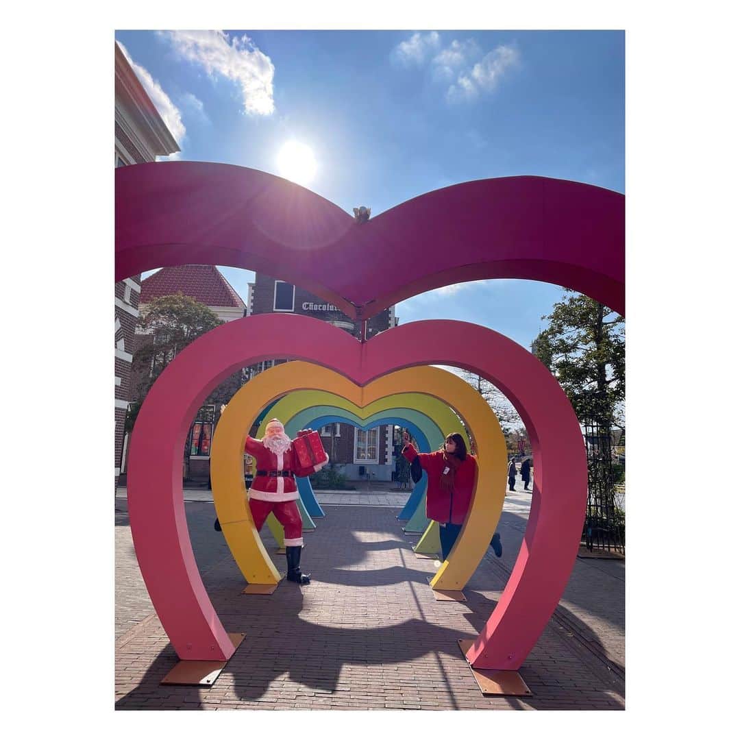 山本里咲のインスタグラム：「🎅🎄 ハウステンボス内のありとあらゆるサンタさんとシンクロしてきました🎅  ペアルックみたいで、違和感がないでしょう？🫣(笑)  #ハウステンボス #サンタクロース」