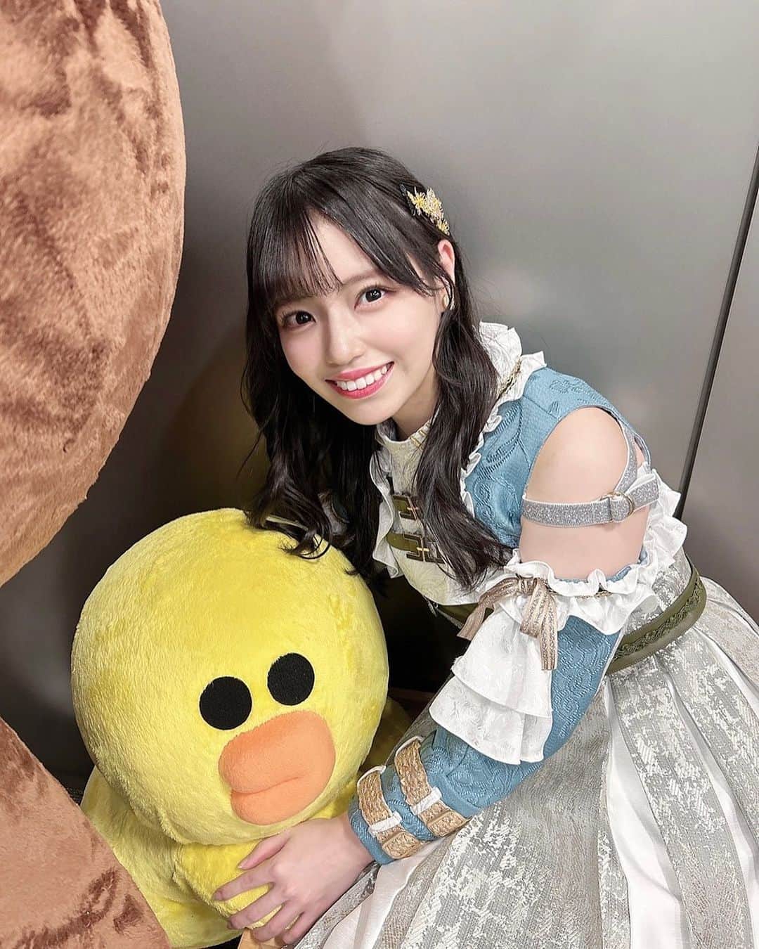 岩田陽菜のインスタグラム：「「花は誰のもの？」の上だけ新衣装❄  LINE本社さんに行ったのだけど LINEのぴよこ可愛い🐥⸒⸒」