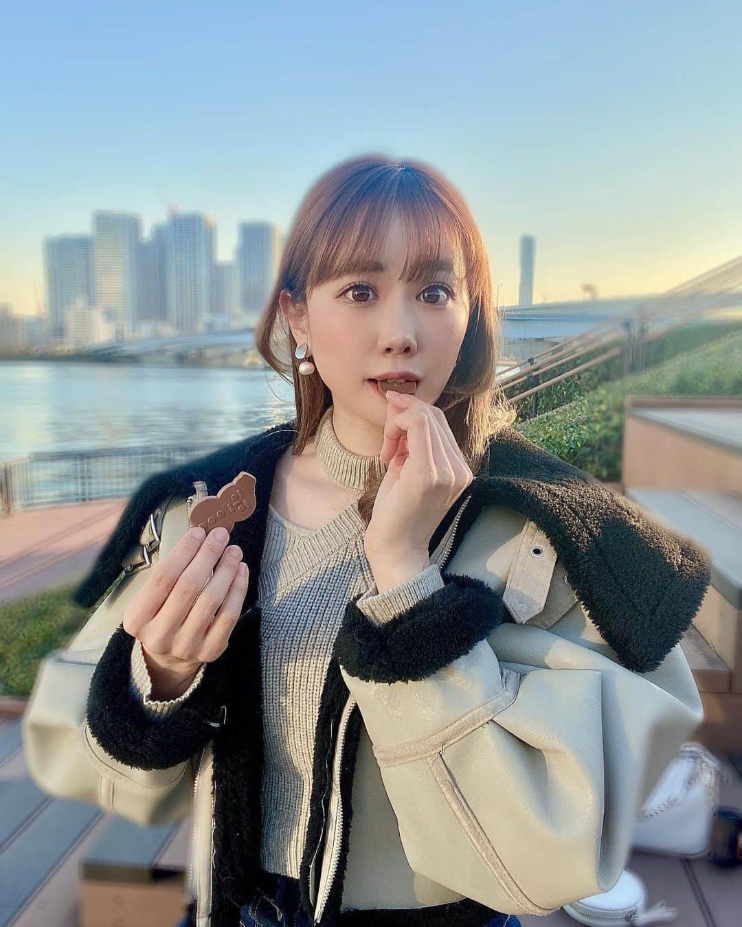 のインスタグラム：「チョコレートを久しぶりに沢山食べた日🥰（体疲れてるのかな？）  お菓子で育ったと言っても過言ではない私。小さい頃からお菓子が大好きなのです🤭 駄菓子屋さんには目がないです！  しょっぱいおつまみ系も大好きで、梅干し系も大好きで、ラスクも大好きで、いつも差し入れで頂くものたちに、幸せをもらってます🥰  この日は、レッスンをしているアーティストのLIVEを応援に行ったら、お外が気持ち良すぎて、1人で1時間程チョコを食べながら、まったりしてました🌼  1人の時間好きなんです♪ 今年は10年の幕閉じで、来年からは新しい10年の始まりなんだって☺️自分と向き合う時間、大切にしないとだね。  12月、何かやり残したことはありますか❓ 私はあるんだ😊 それをやりきる12月にします！  いつも側で見守ってくれて、ありがとう🌼 みんなの名前を、コメント欄や配信、舞台の予約欄で見つけると、本当に幸せなんです☺️ あったかいって幸せだね🌼  #チョコレート #アウトドア #先生 #ダンスの先生 #振付師 #旅 #息抜き #豊洲 #気持ちいい #冬コーデ #景色  #東京  #japaneasegirl #Japaneseculture #likeforlike #love #カメラ女子 #モデル #モデル募集 #大人可愛い #大人女子 #大人カジュアル #followme #ダンサー　#instagood #タビジョ #japan #笑顔が一番 #エンターテイナー #ありがとう」