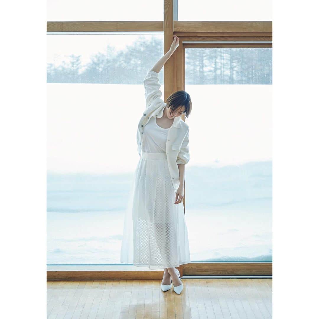 米倉涼子のインスタグラム：「昨日発売の『週刊文春』12月15日号の 「原色美女図鑑」でお世話になりました！  私が生まれて初めて 自分でロケハンして撮りたいと思った場所で、 さらに大切な仲間たちと撮影出来たのも 北海道を愛する方々のおかげです！ 関わってくれたみんなにありがとうの一日でした！ ⁡ Thank you to all involved in yesterday's December 15th issue of "Shukan Bunshun" (Weekly Bunshun)!  For the first time in my life, I was able to scout and shoot on location together with my closest friends.  It's all thanks to the people who love Hokkaido! It was a day to thank everyone involved! ⁡ @shukan.bunshun_mag  @t.minamoto @okuhara_seiichi @kozueonuma.eleven.stylist  #モエレ沼公園 #ランファンキレーヴ」