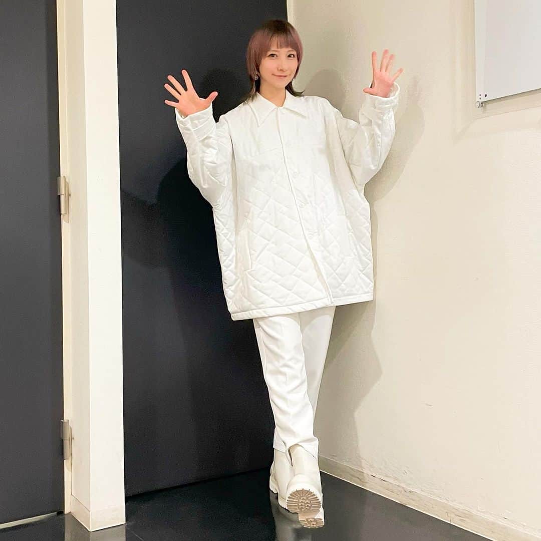のインスタグラム：「ㅤㅤㅤㅤㅤㅤㅤㅤㅤㅤㅤㅤㅤ 『BSイレブン競馬中継 SUNDAY』 (2022.12.04分)のお衣装です☻ ㅤㅤㅤㅤㅤㅤㅤㅤㅤㅤㅤㅤㅤ #衣装戦隊ミヤジマン  キルティングジャケット♥︎#ekcookies  ㅤㅤㅤㅤㅤㅤㅤㅤㅤㅤㅤㅤㅤ まっしろー！ このジャケットめちゃくちゃかわいいんだよ…！！！！すき🥹 ㅤㅤㅤㅤㅤㅤㅤㅤㅤㅤㅤㅤㅤ スタイリストさん→ @stylist_sanae_ymsk_  #衣装 #ootd #bs11 #bsイレブン競馬中継 #競馬 #競馬女子 #umajo #宮島咲良 #ミヤジマン #ぼっち戦隊ミヤジマン」