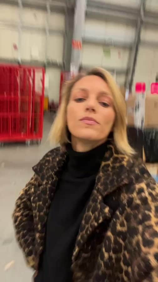 アニヤ・ルービックのインスタグラム：「Packages going out to Ukraine for kids in orphanages. The gentleman in the video is the brave driver of the truck. He is leaving in 20 min. 🇵🇱 Właśnie odwiedziłam Zosię @ubrania_do_oddania która przygotowuje paczki dla dzieciaków  z domów dziecka na Ukrainę ! Obejrzycie do końca ! Dziękuję Wam wszystkim za wsparcie Zosi!」