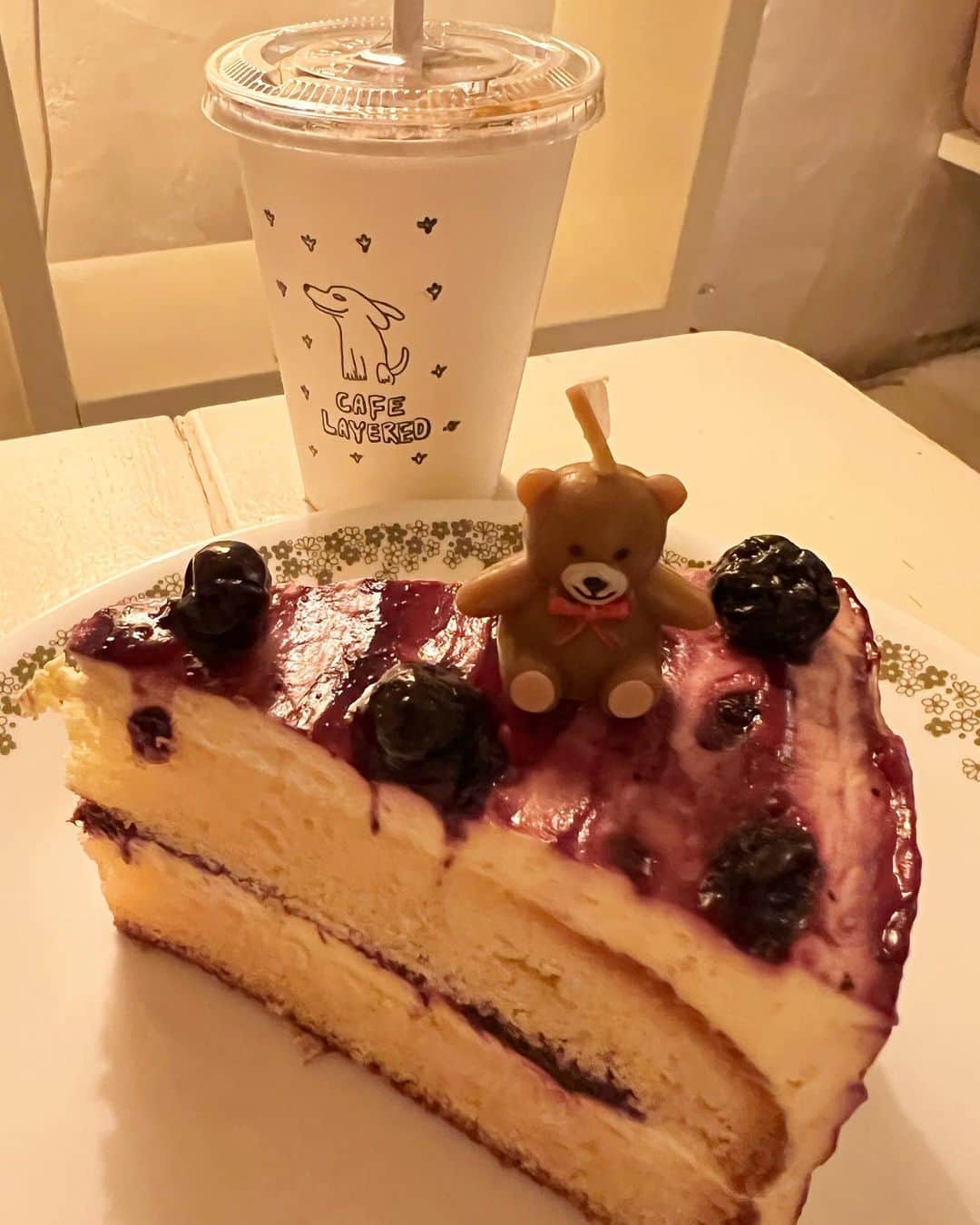 橘亜李彩さんのインスタグラム写真 - (橘亜李彩Instagram)「友達と行った、イギリスのお家みたいな可愛いカフェ♡ ケーキもご馳走になって、くまさんのろうそくも立ててテンションあがった🧸笑 お花までありがとう🤍  친구랑 갔던 영국 집같은 귀여운 카페! 케이크도 사주고 곰 양초도 세우고 생일 축하해 줘서 행복했다~🧸 꽃까지 고마워용🤍」12月9日 22時00分 - arisa_tachibana1206