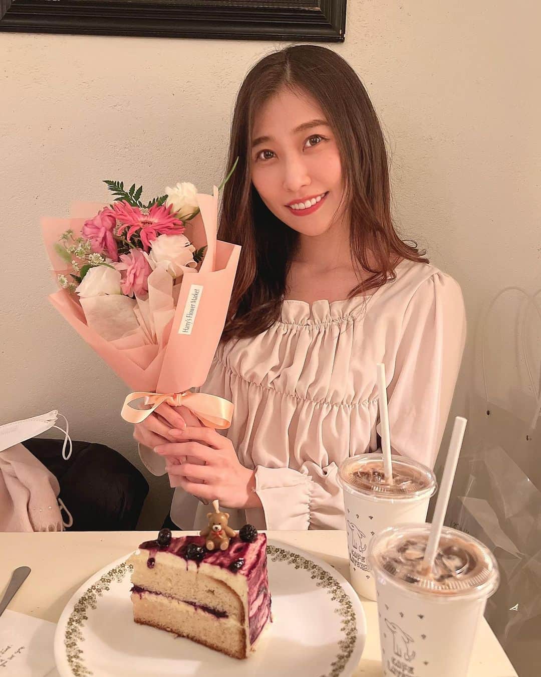 橘亜李彩のインスタグラム：「友達と行った、イギリスのお家みたいな可愛いカフェ♡ ケーキもご馳走になって、くまさんのろうそくも立ててテンションあがった🧸笑 お花までありがとう🤍  친구랑 갔던 영국 집같은 귀여운 카페! 케이크도 사주고 곰 양초도 세우고 생일 축하해 줘서 행복했다~🧸 꽃까지 고마워용🤍」
