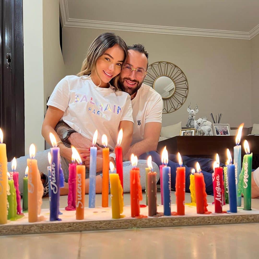 ジェシカ・スターリングのインスタグラム：「Nuestras costumbres y tradiciones las llevamos a todos lados donde vamos!! 🕯️🕯️🕯️Encendemos estas velitas por ti, por nosotros, por todos los sueños y deseos más profundos del ❤️ Por todo aquel que necesita luz en medio de la oscuridad🕯️#lovemyfamily #love」